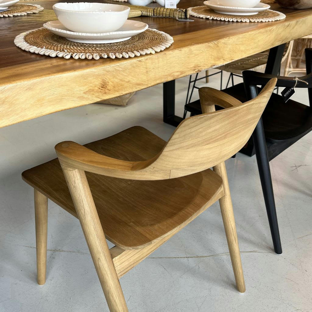 HIRO - Chaise tendance et naturel en bois avec accoudoirs