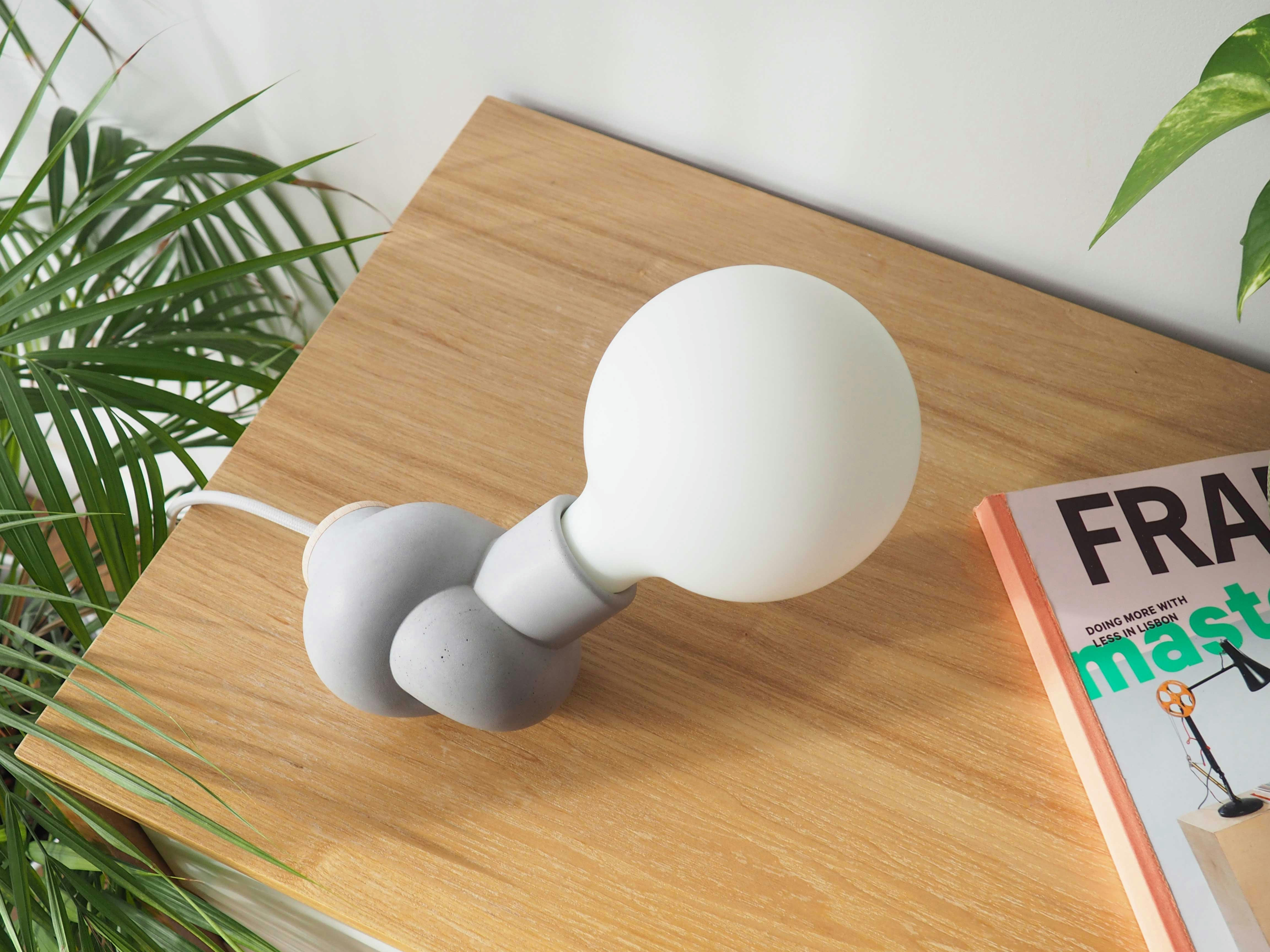 NOEUD - Lampe à poser en béton et bois cordon blanc ampoule LED porcelaine