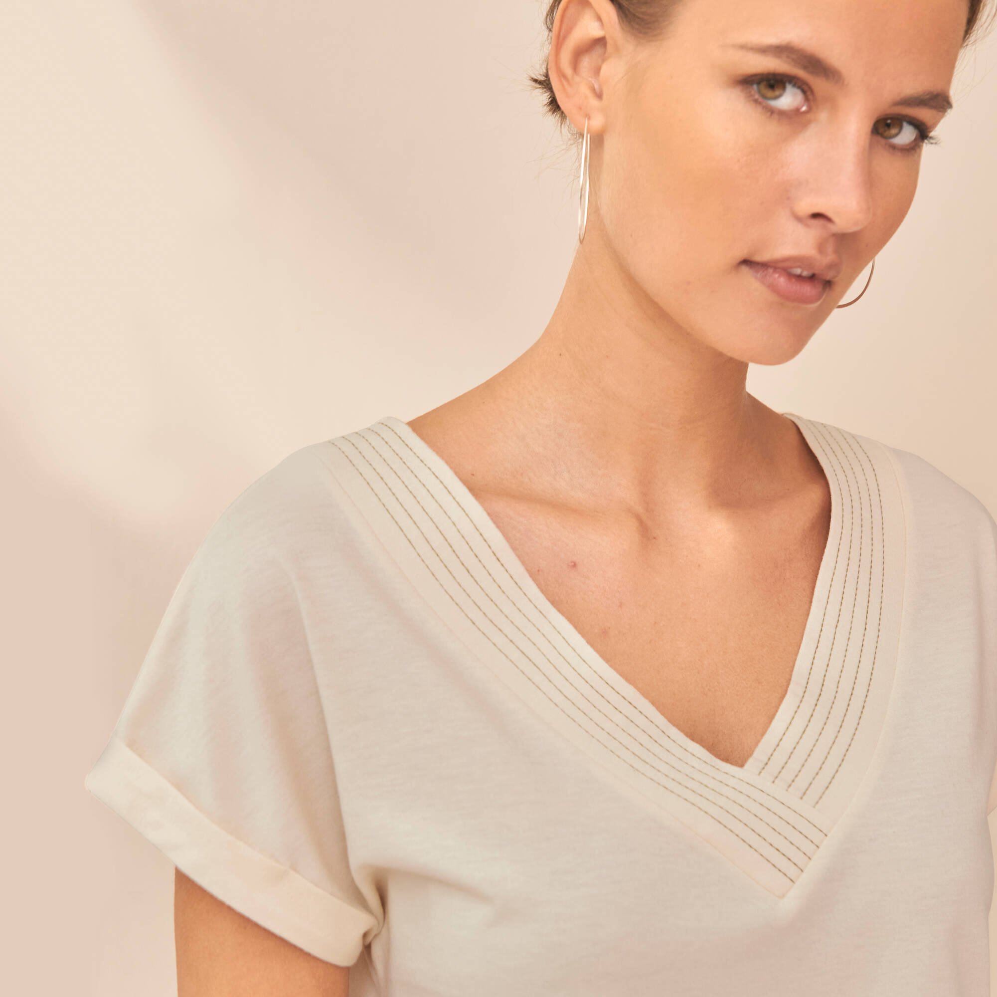 T-shirt col V, manches courtes