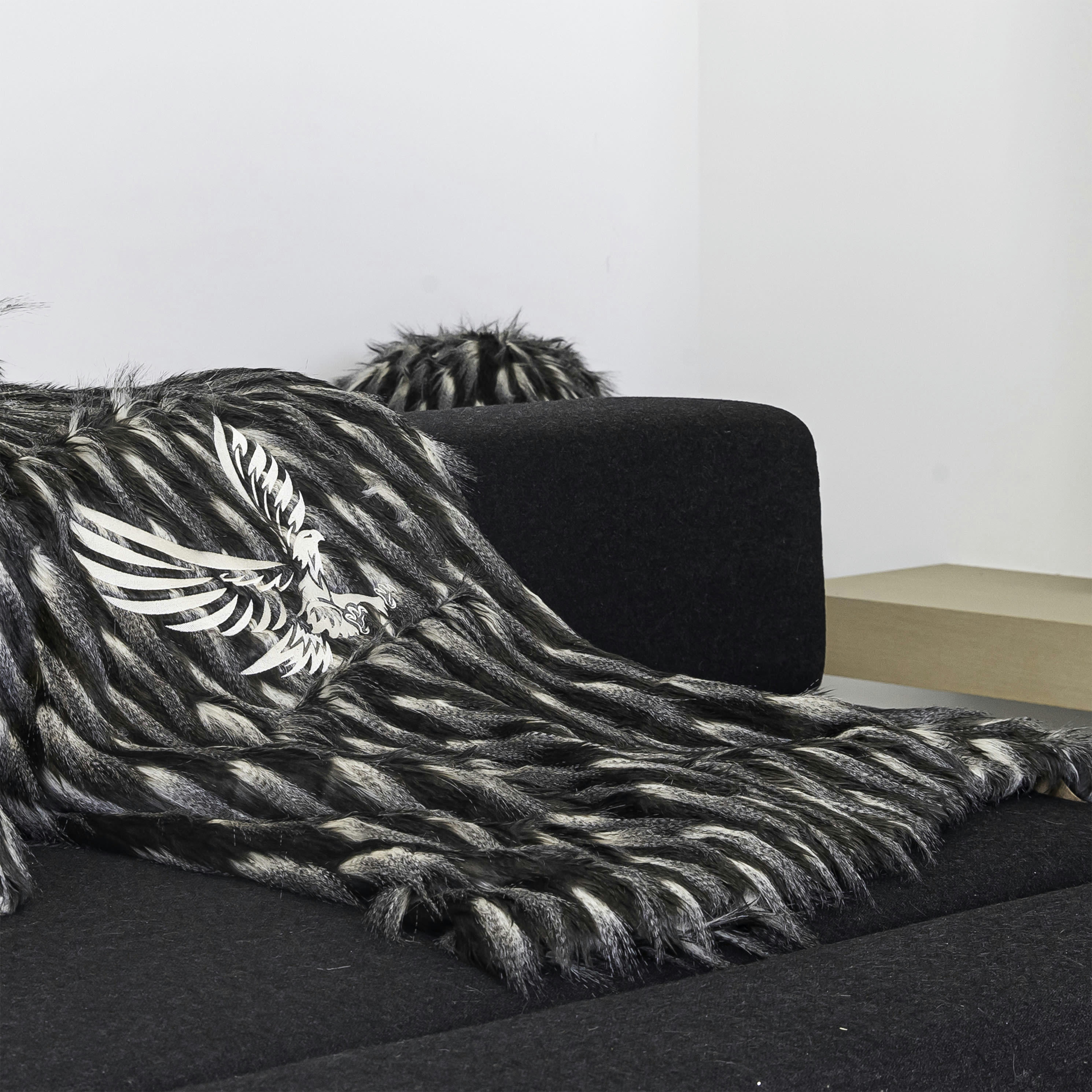 - Plaid en fausse fourrure brodé noire et blanche