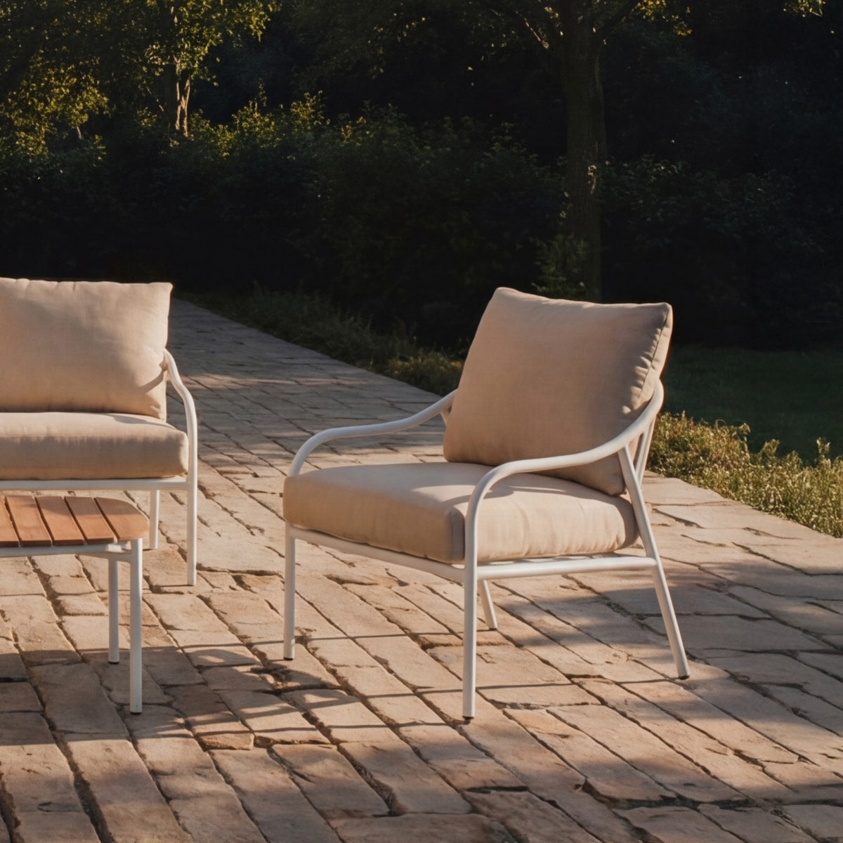 Tikamoon - Tuinstoel van ecrukleurige stof en wit metaal Luca