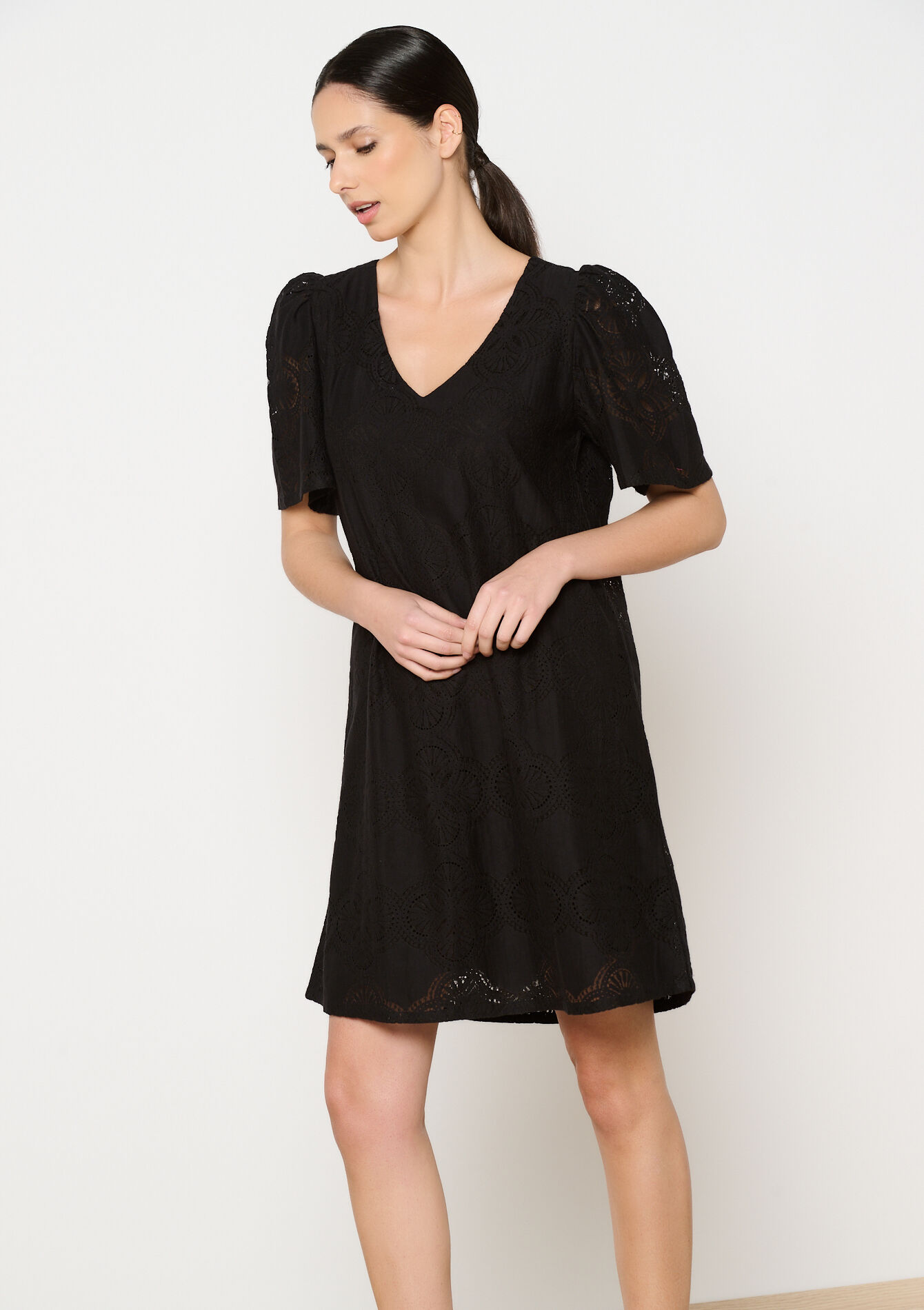 Korte jurk in broderie anglaise