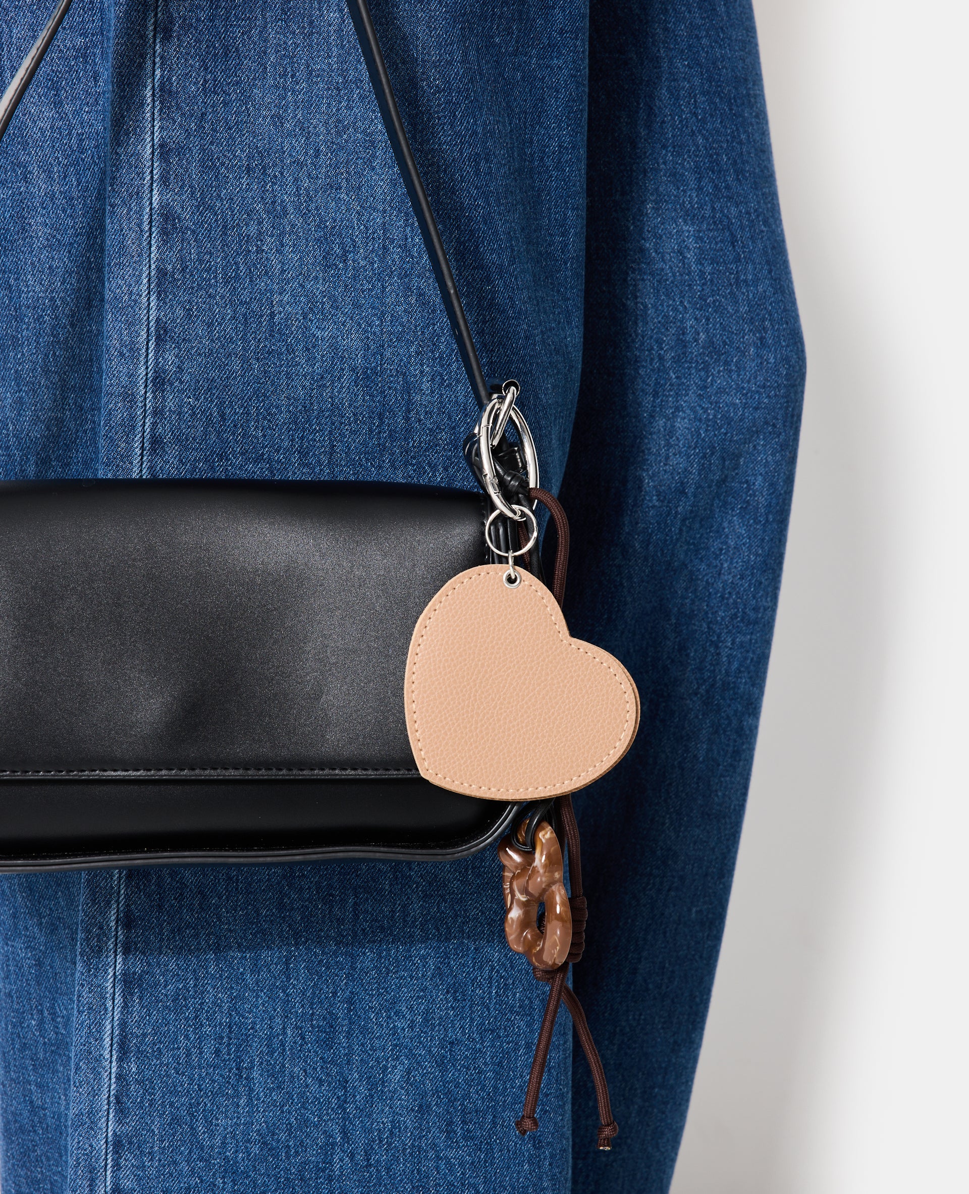 Déco de sac avec miroir cœur et bretzel