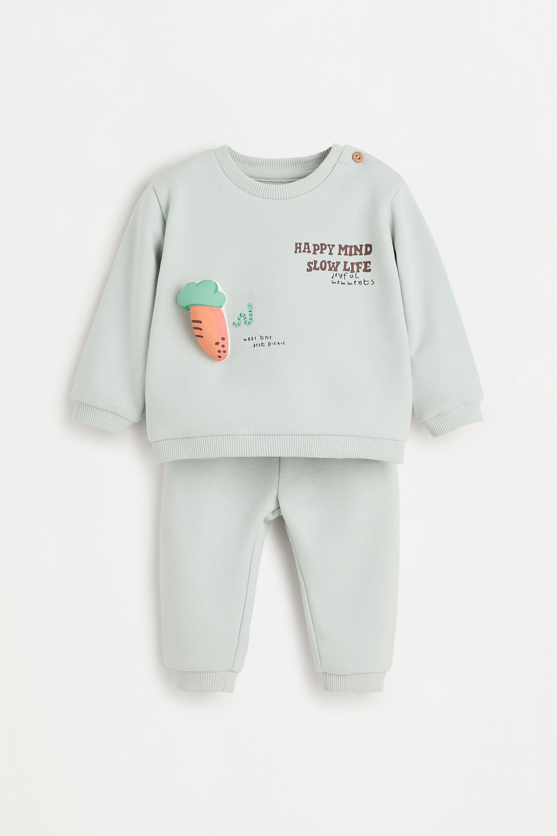 Set sudadera y pantalón relieves