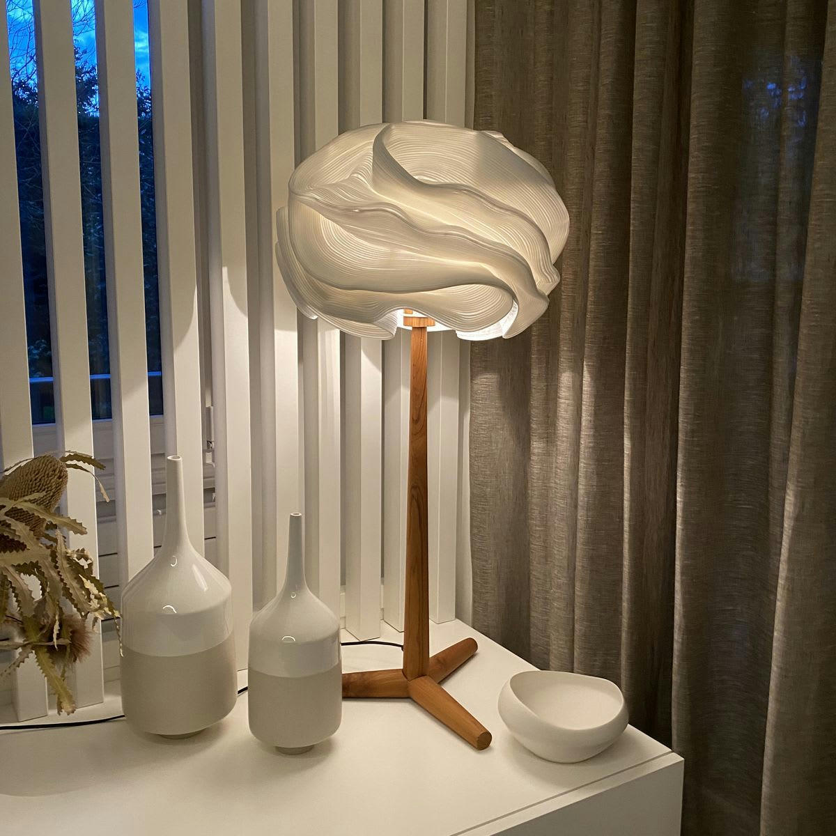 MEKAR - Lampe à poser en zipper ivoire pied en teck h94cm