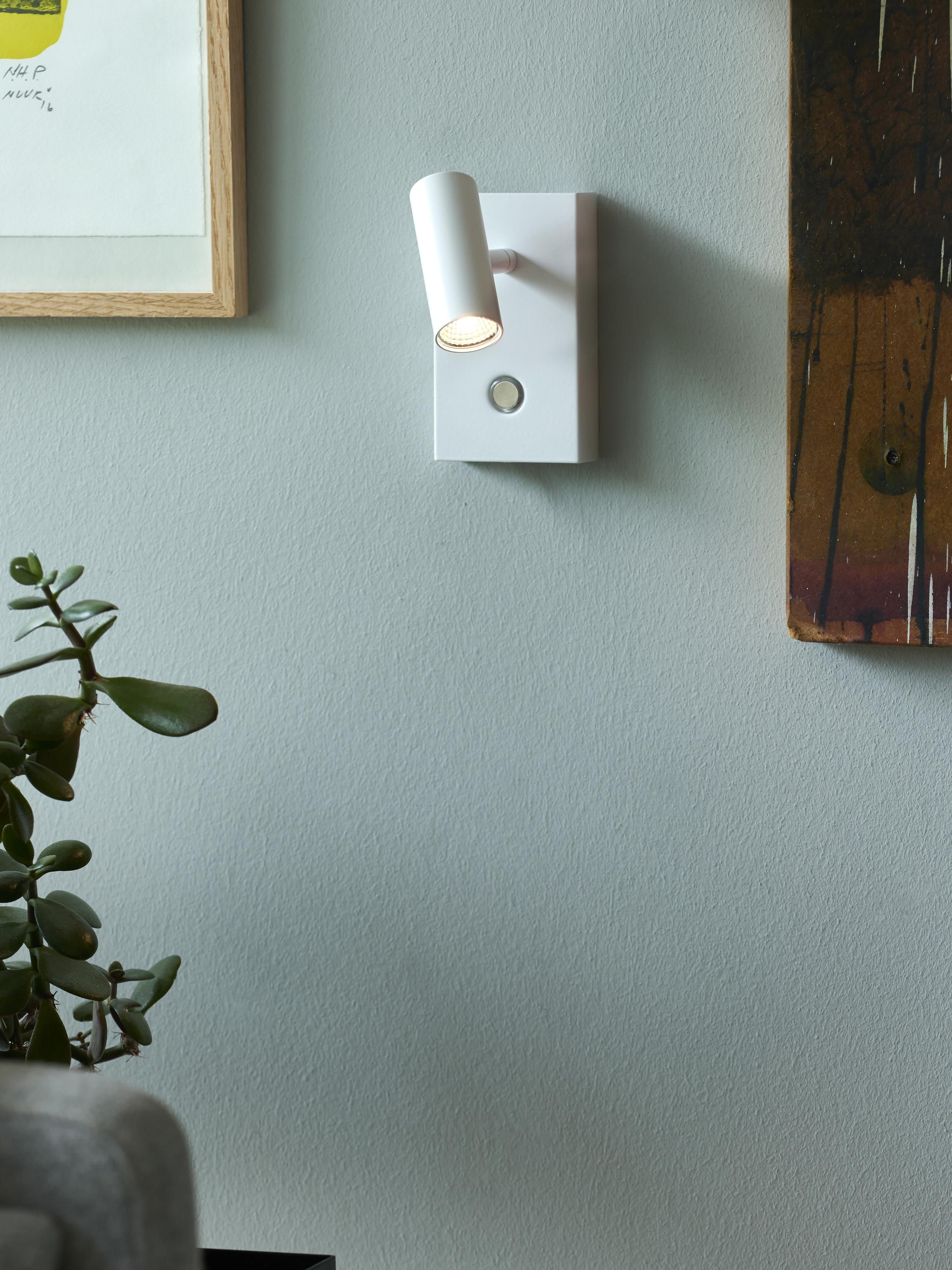 Kleine dimmbare LED-Wandleuchte Omari mit Stecker
