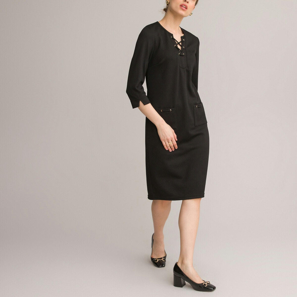 Robe droite, mi-longue, manches 3/4
