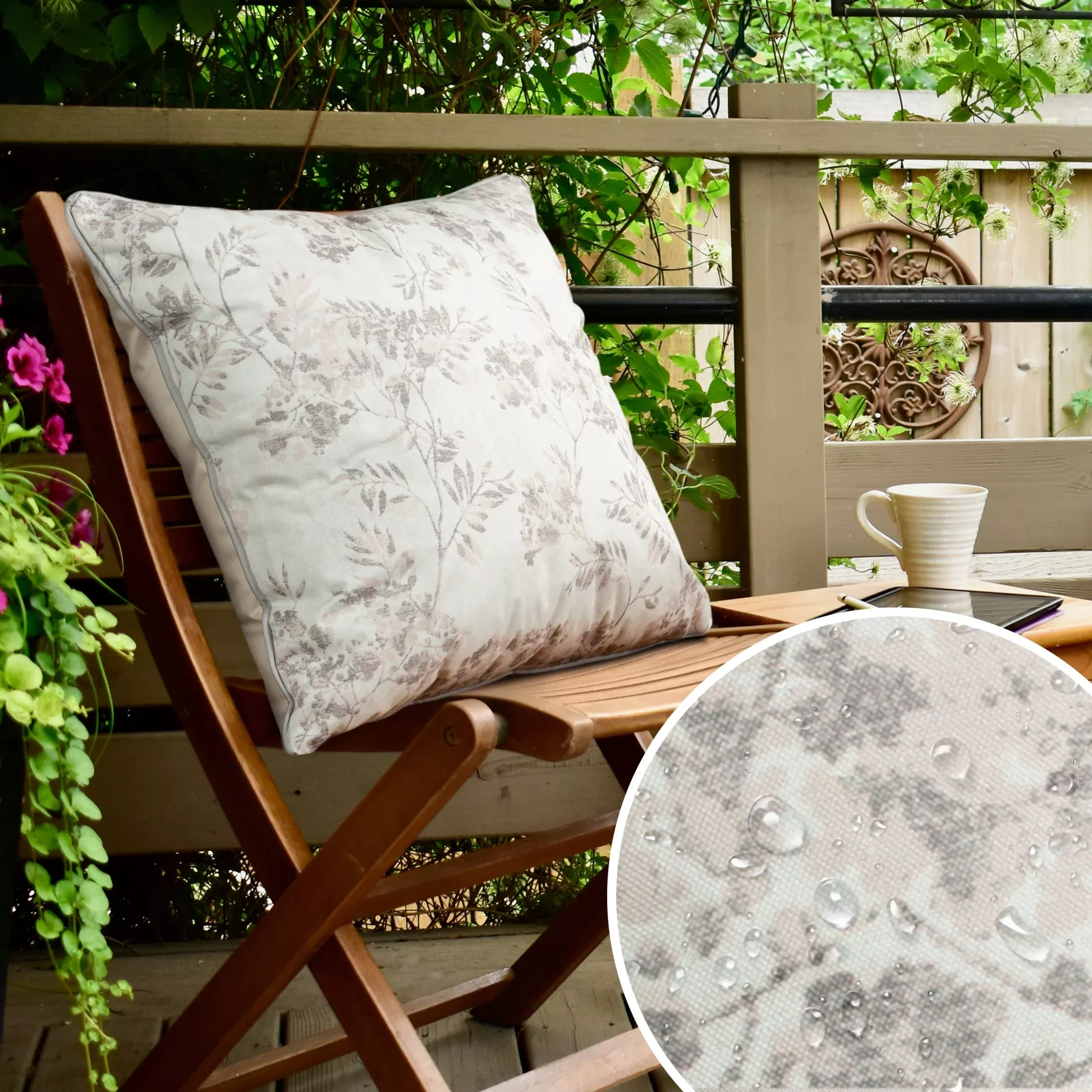 Poszewka na poduszkę 45x45 cm z tkaniny wodoodpornej kremowo, beżowa idealna na taras oraz balkon zdobiona nadrukiem roślinnym GARDEN