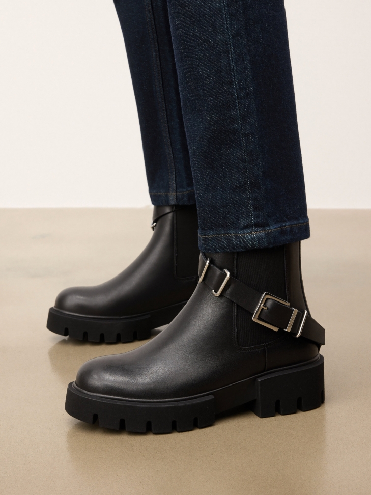 Slip-on boots with elastic inserts