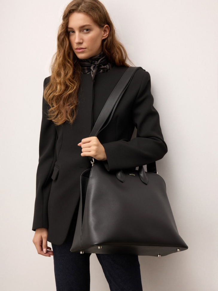 Elegant rigid leather handbag