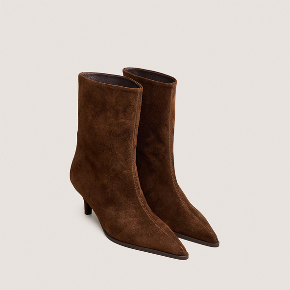 Bottines à petits talons fins et bouts pointusen croute marron | DELANIE