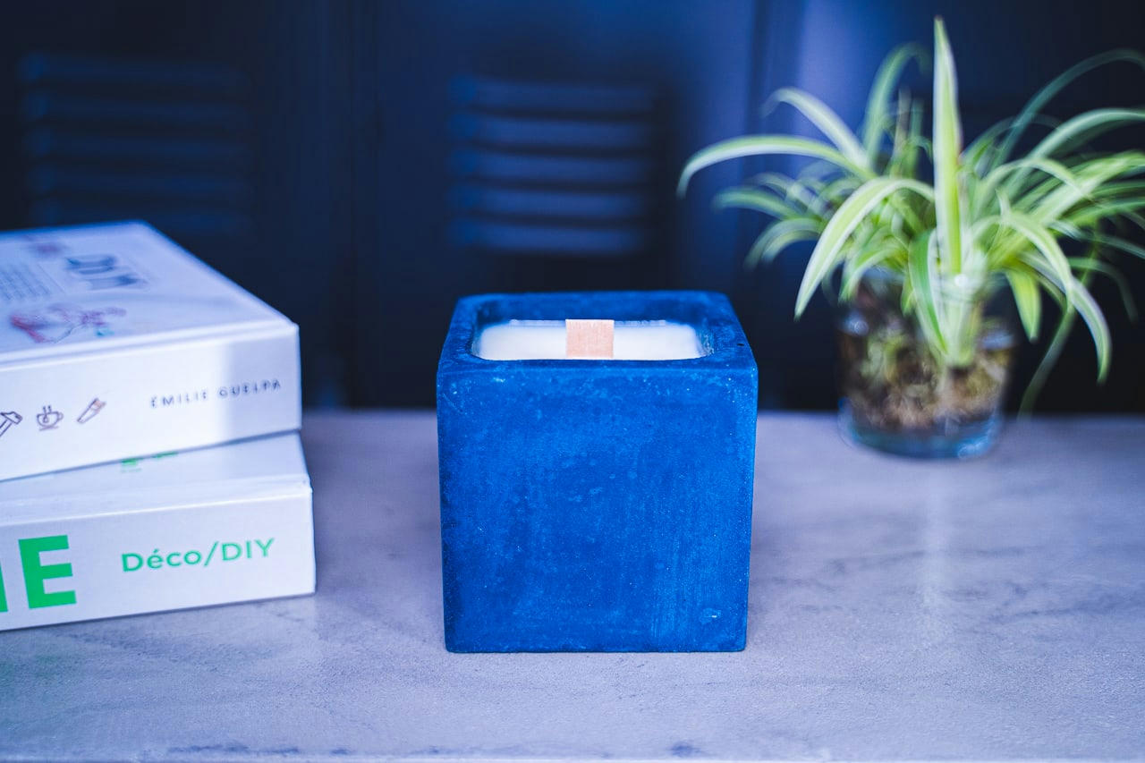 MONOÏ - Bougie en béton coloré bleu fleur de monoï
