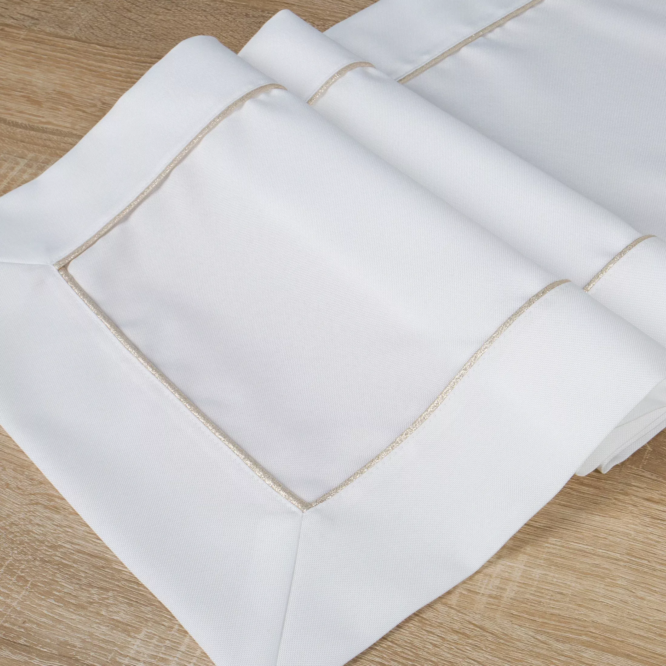 Bieżnik na stół biały 40x140 cm KARIN zdobiony listwą oraz delikatną złotą wypustką w eleganckim opakowaniu