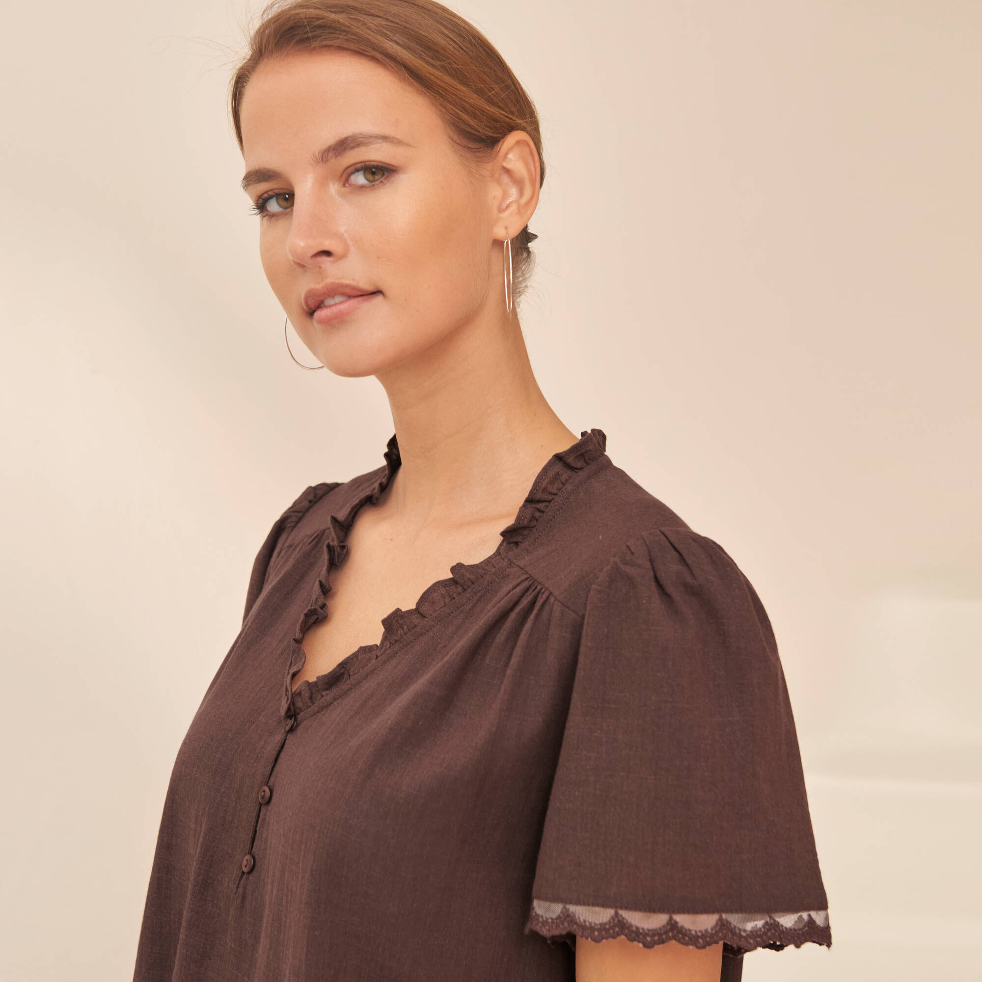 Blouse col V volanté, manches courtes