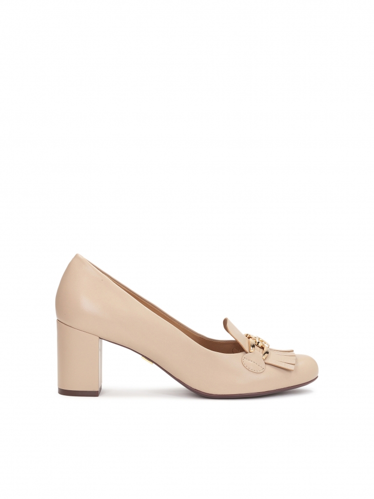 Beige stiletto pumps with tassels and a chain