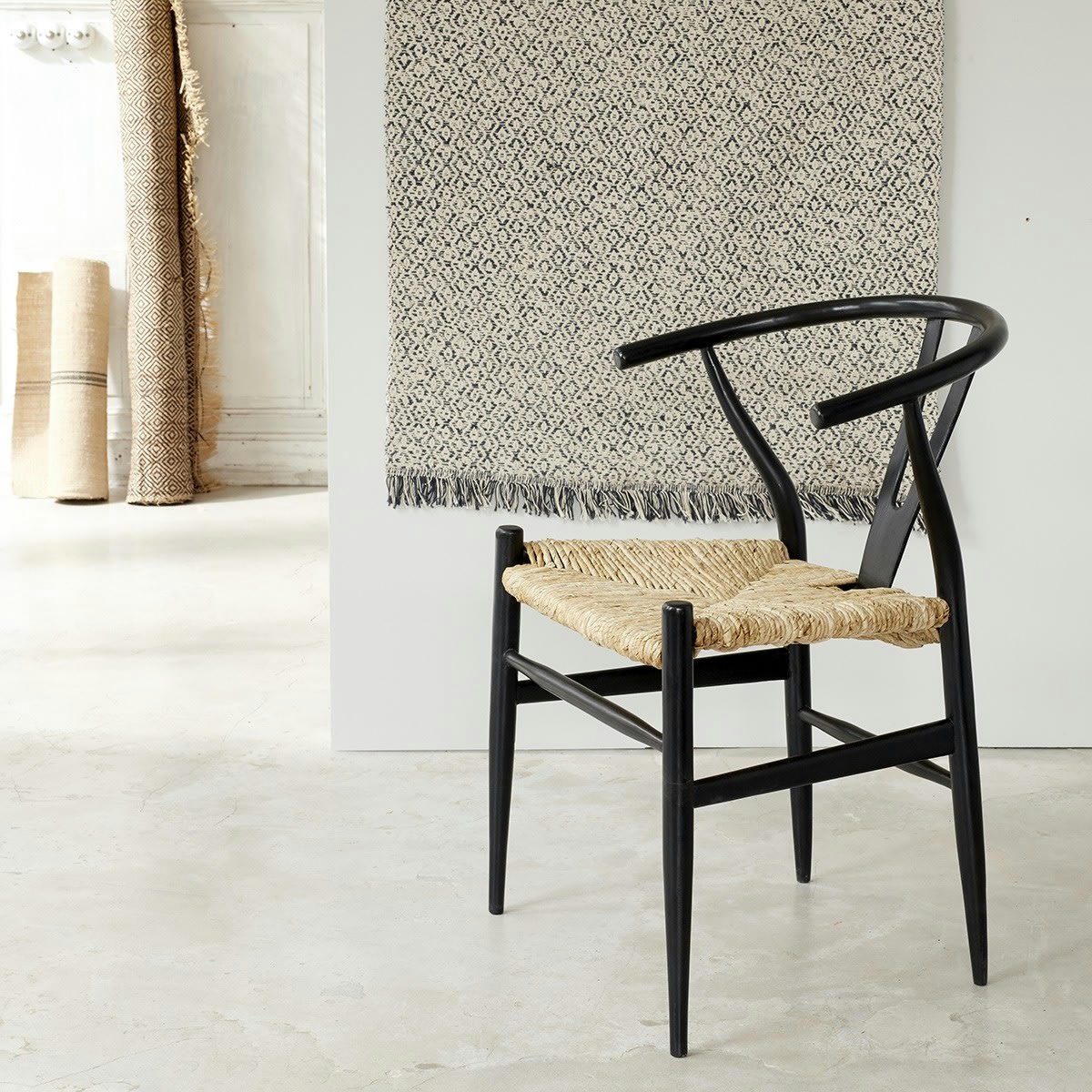 - Chaise noire assise tissée en mindy