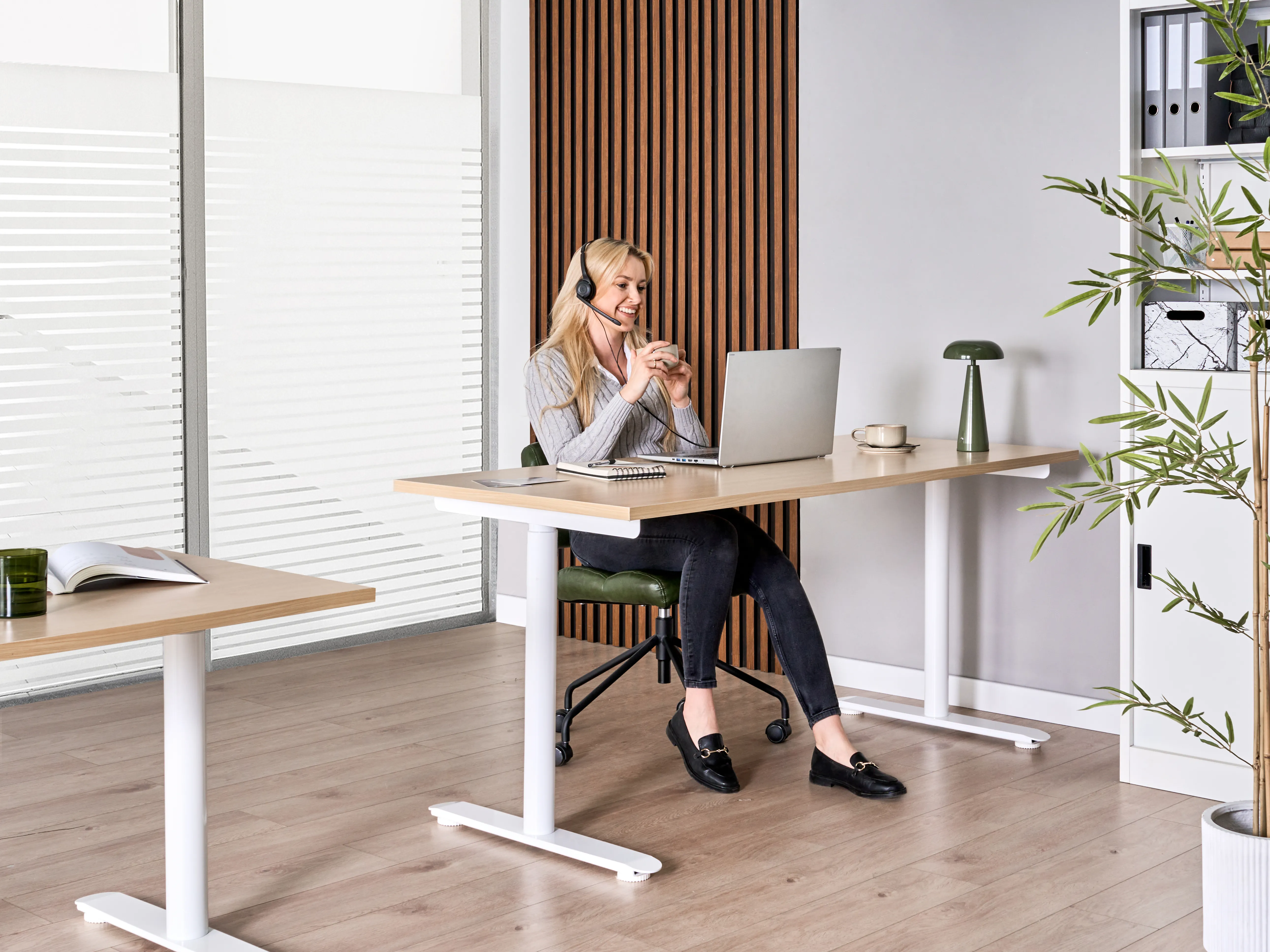 Electric Adjustable Standing Desk DESTINAS Light Brown/ White 160 cm 72 cm