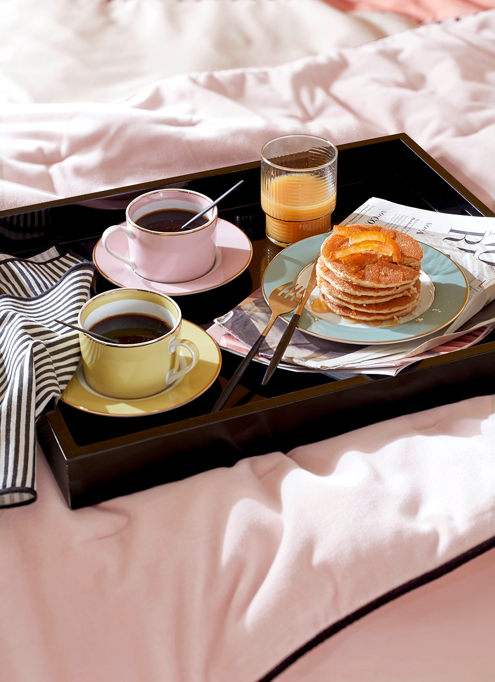 GRAND PLATEAU EN BOIS LAQUÉ NOIR