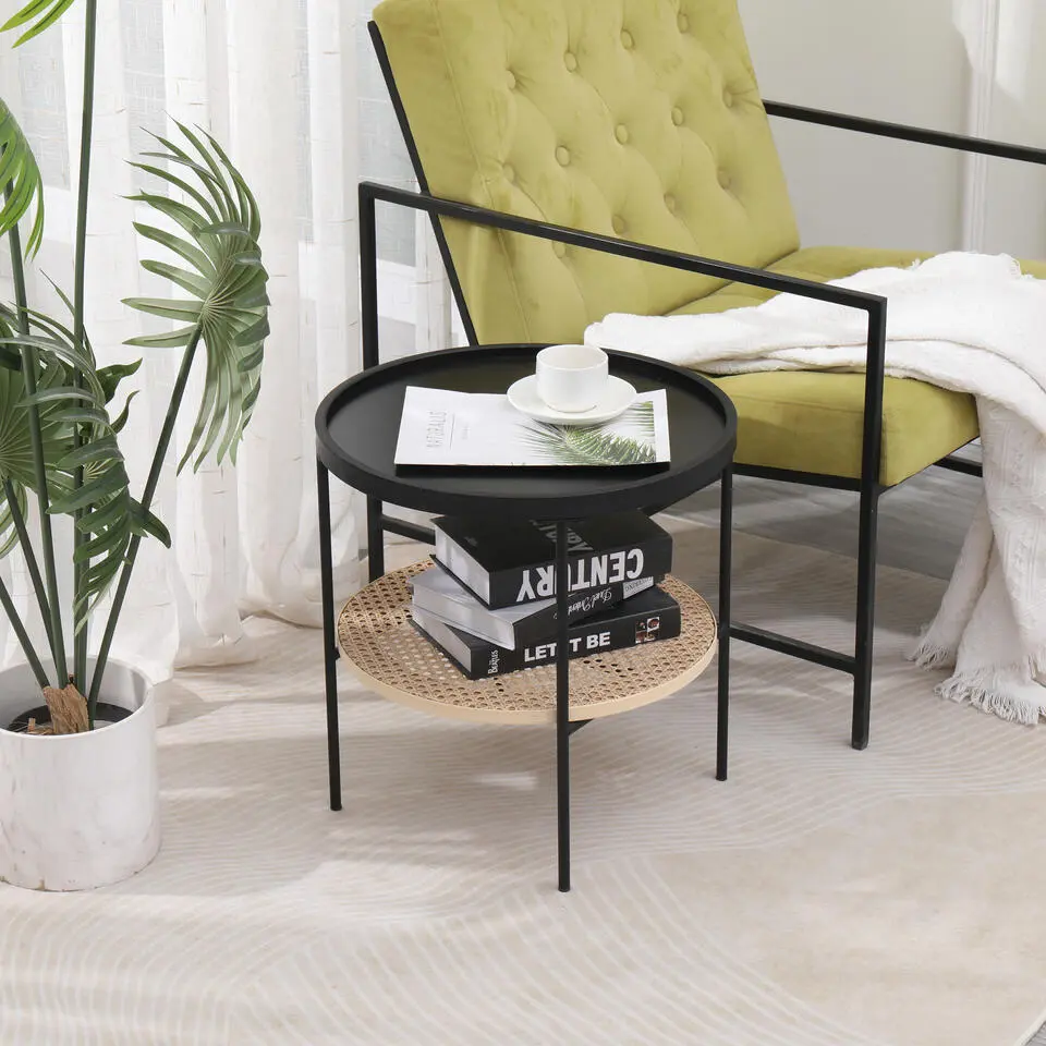 Bijzettafel van metaal met opbergruimte van natuurlijk rotan