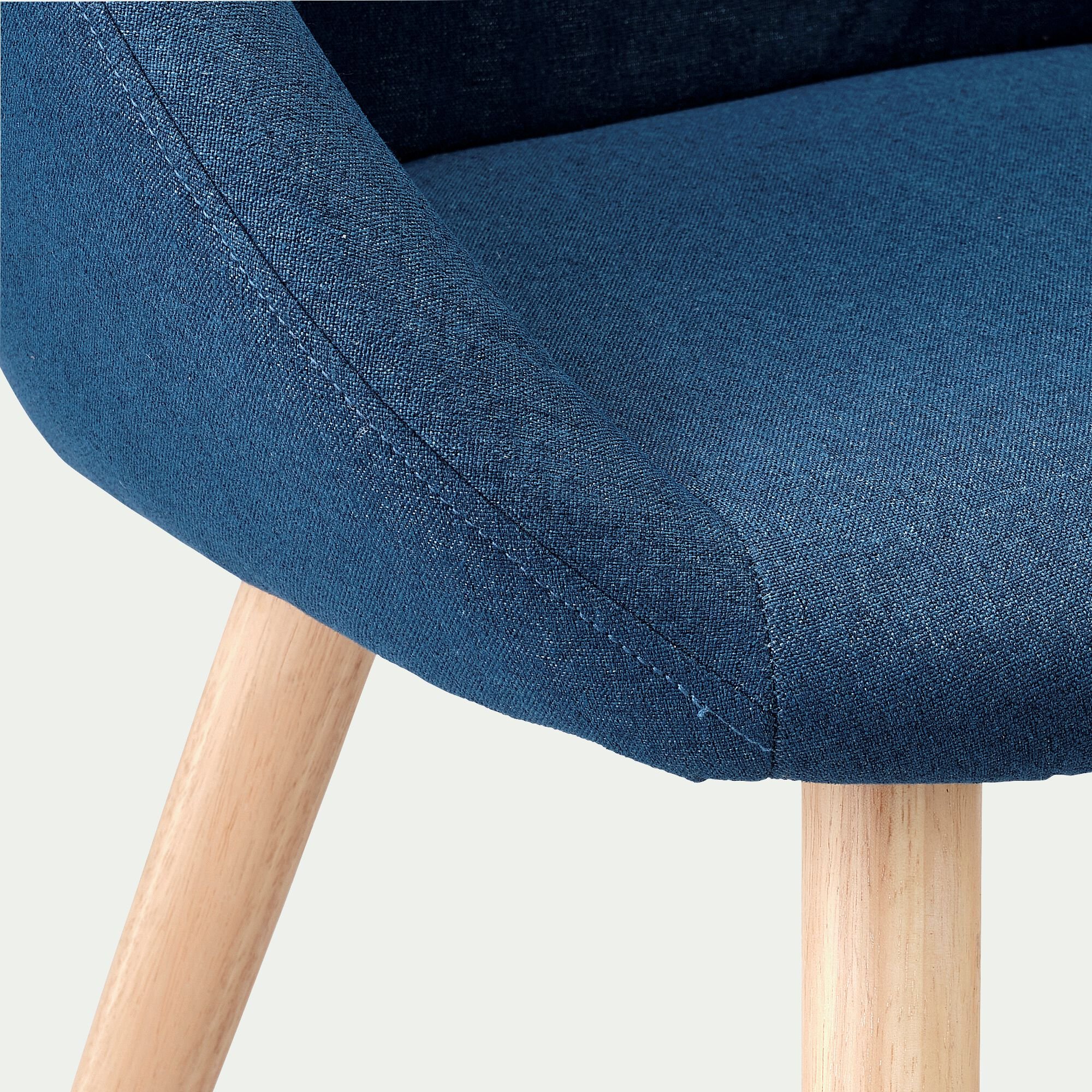 DELINA - Chaise en tissu avec accoudoirs et piétement naturel - bleu figuerolles