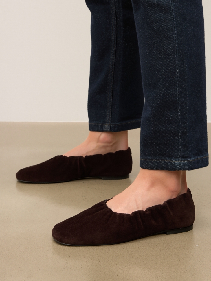 Brown suede ballerinas with elastic band and silver monogram