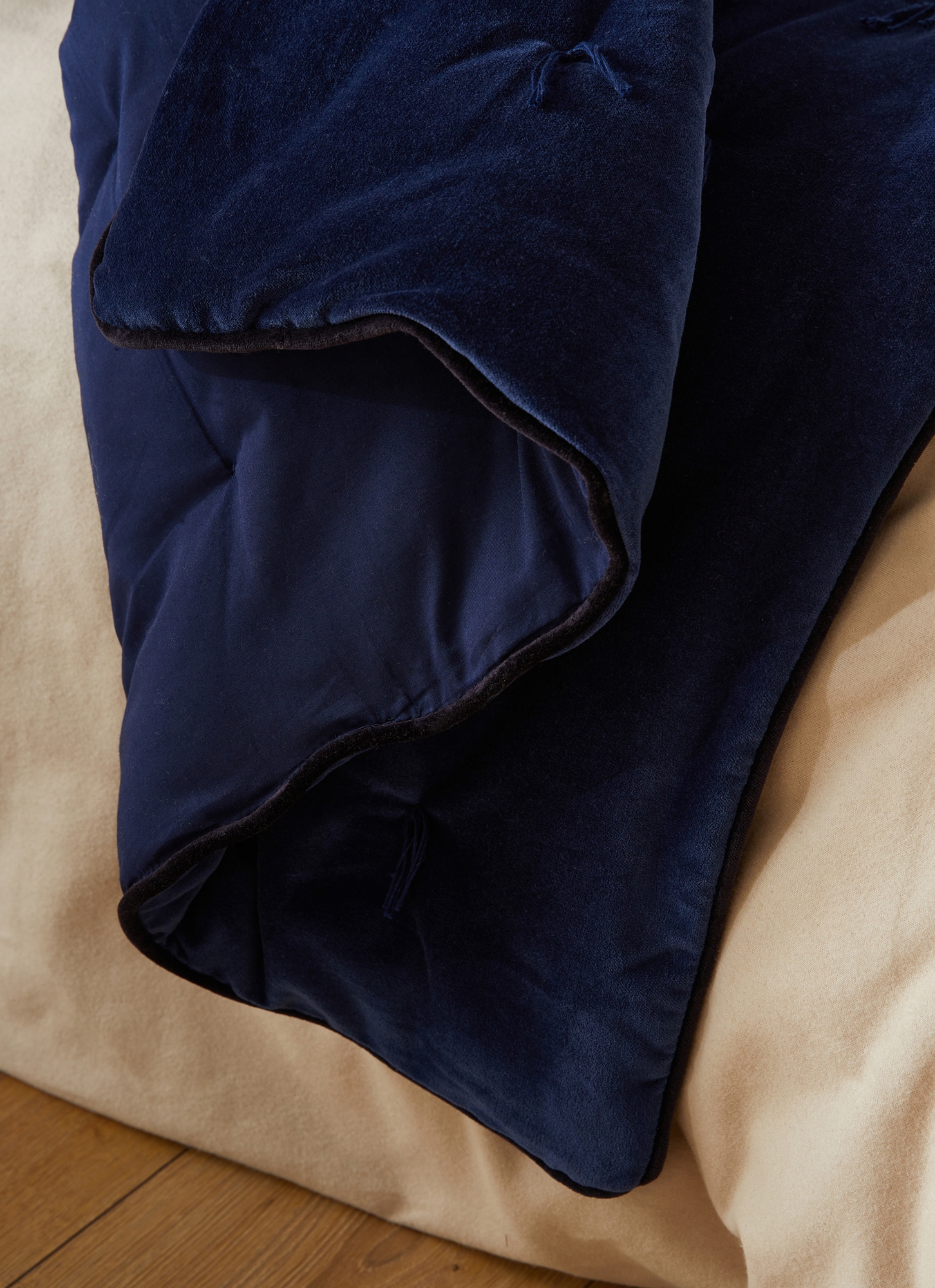 ÉDREDON EN VELOURS GANSÉ D'UN BIAIS CONTRASTÉ BLEU PROFOND