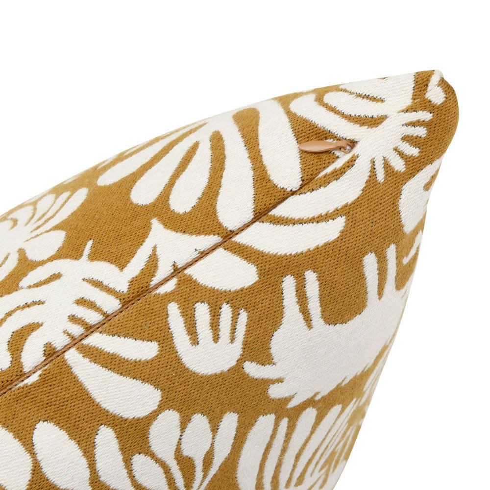 INDIO - Housse de coussin en polyester recyclé tissé jacquard camel motif végétal et animalier blanc 40x40