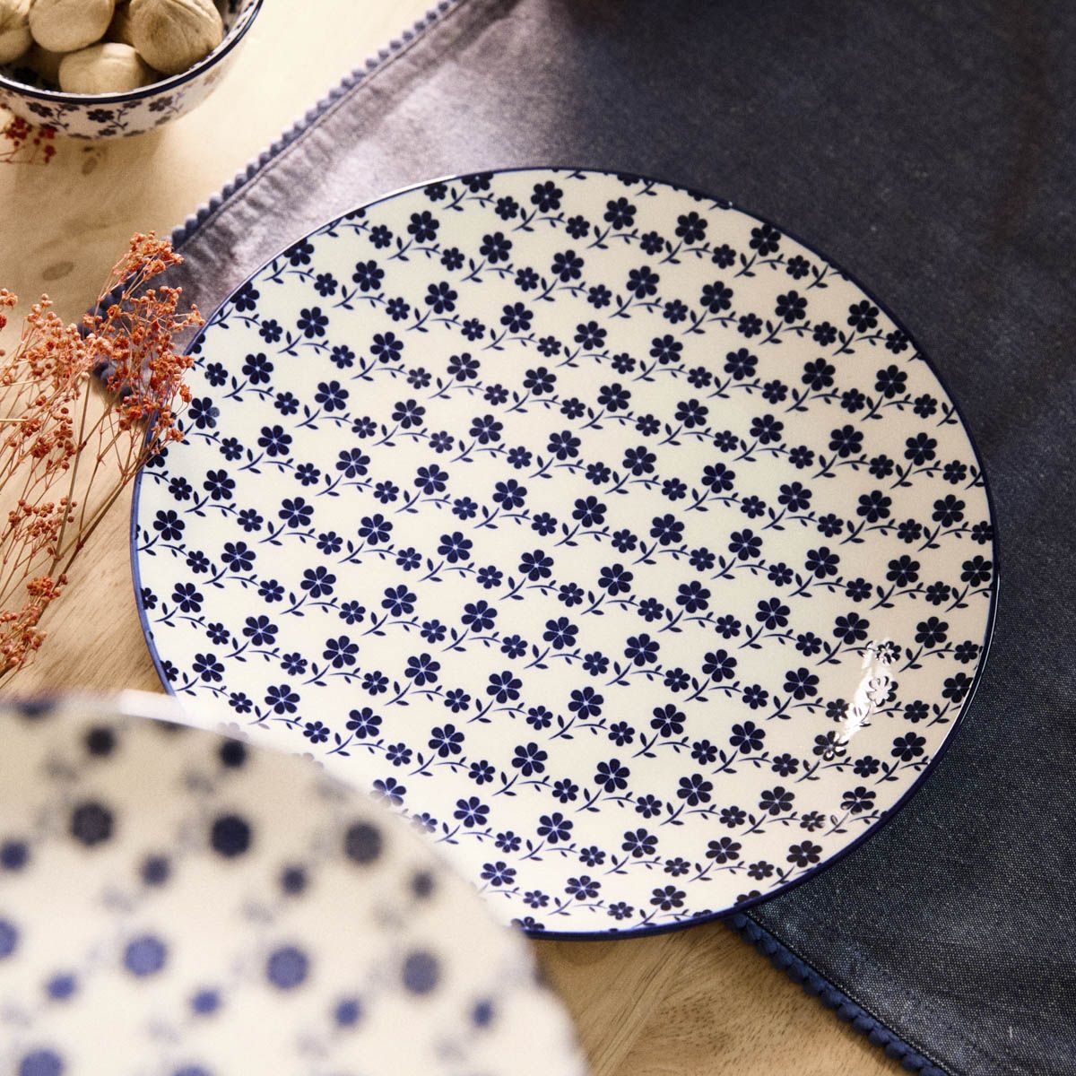 Talerz NAVIA obiadowy granatowy w kwiatuszki 27 cm