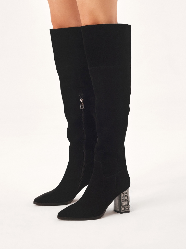 Suede musketeers with an embellished heel