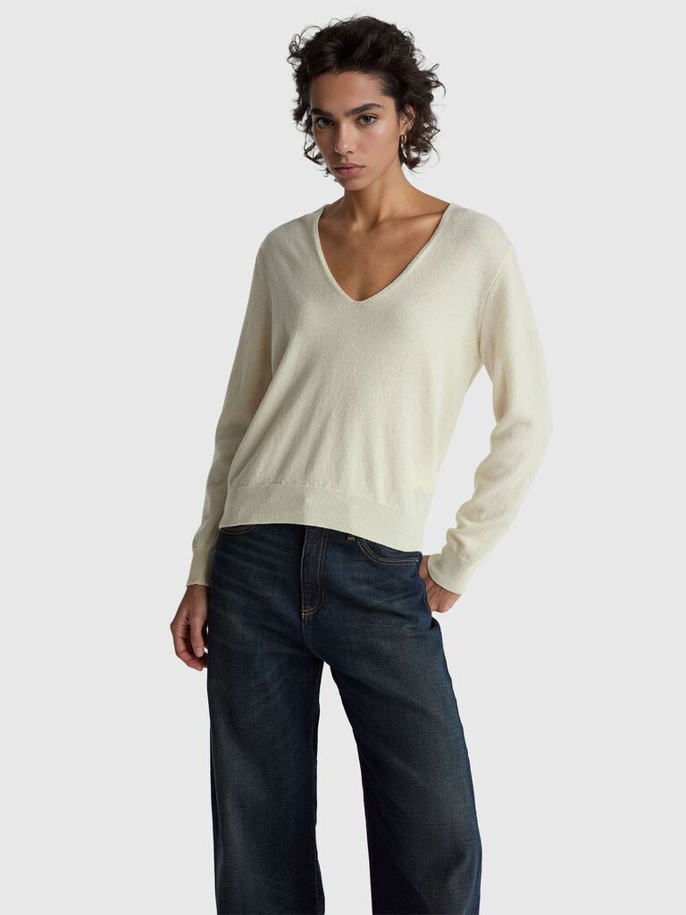 Cream V-neck sweater in pure Merino wool