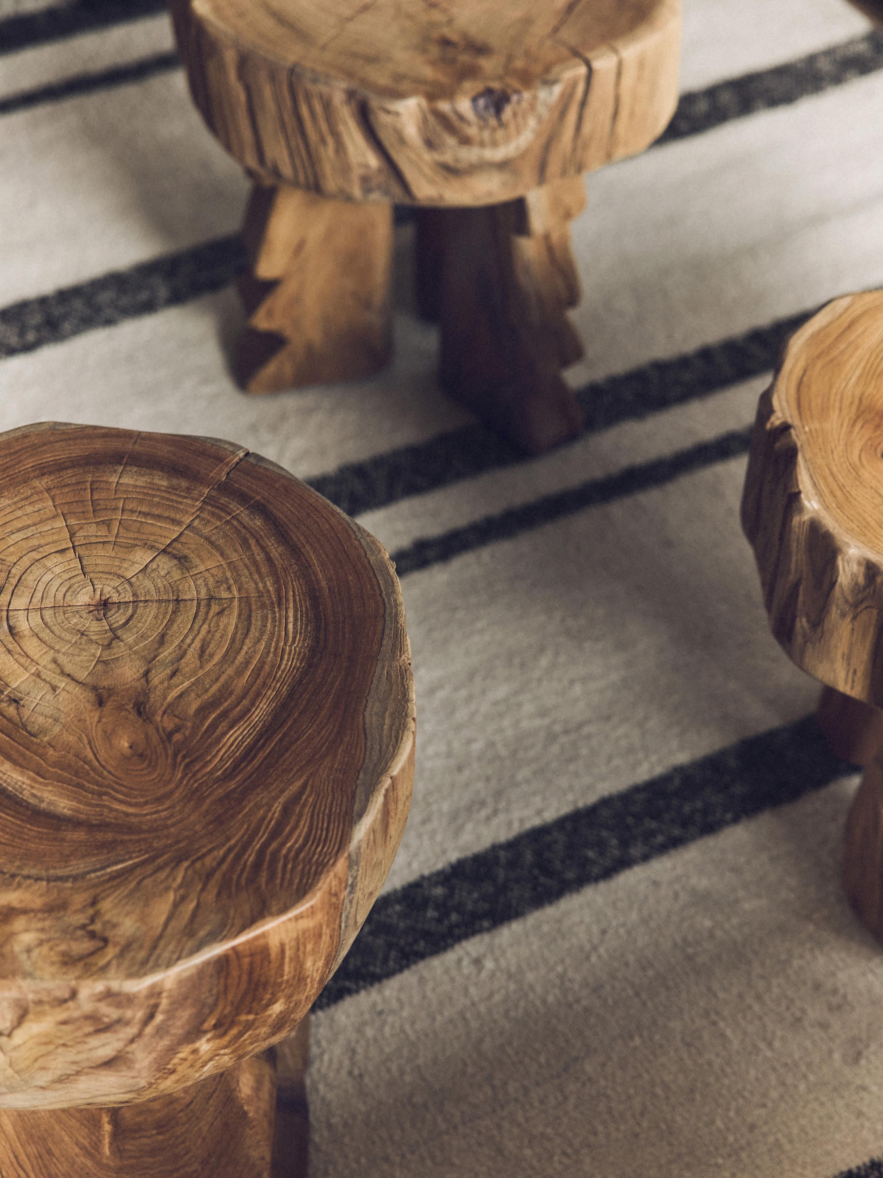Handgefertigter Hocker Arched aus Teakholz