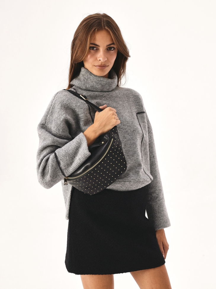 Practical leather kidney decorated with rivets