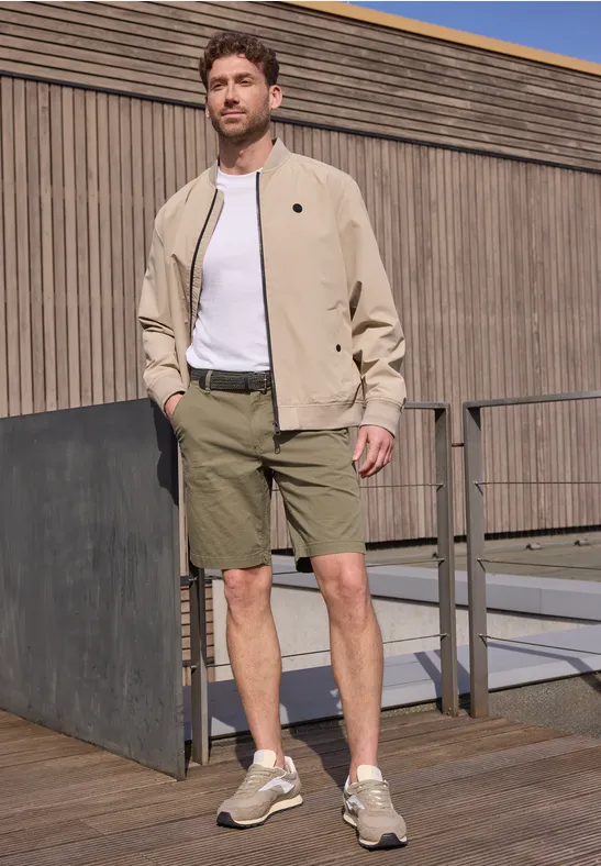 Mid Waist Chino Shorts mit Gürtel