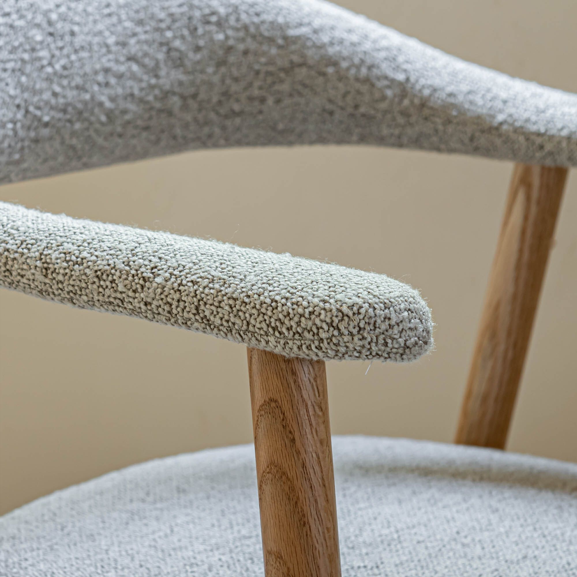ADDI - Chaise de repas avec accoudoirs en bois et tissu - gris