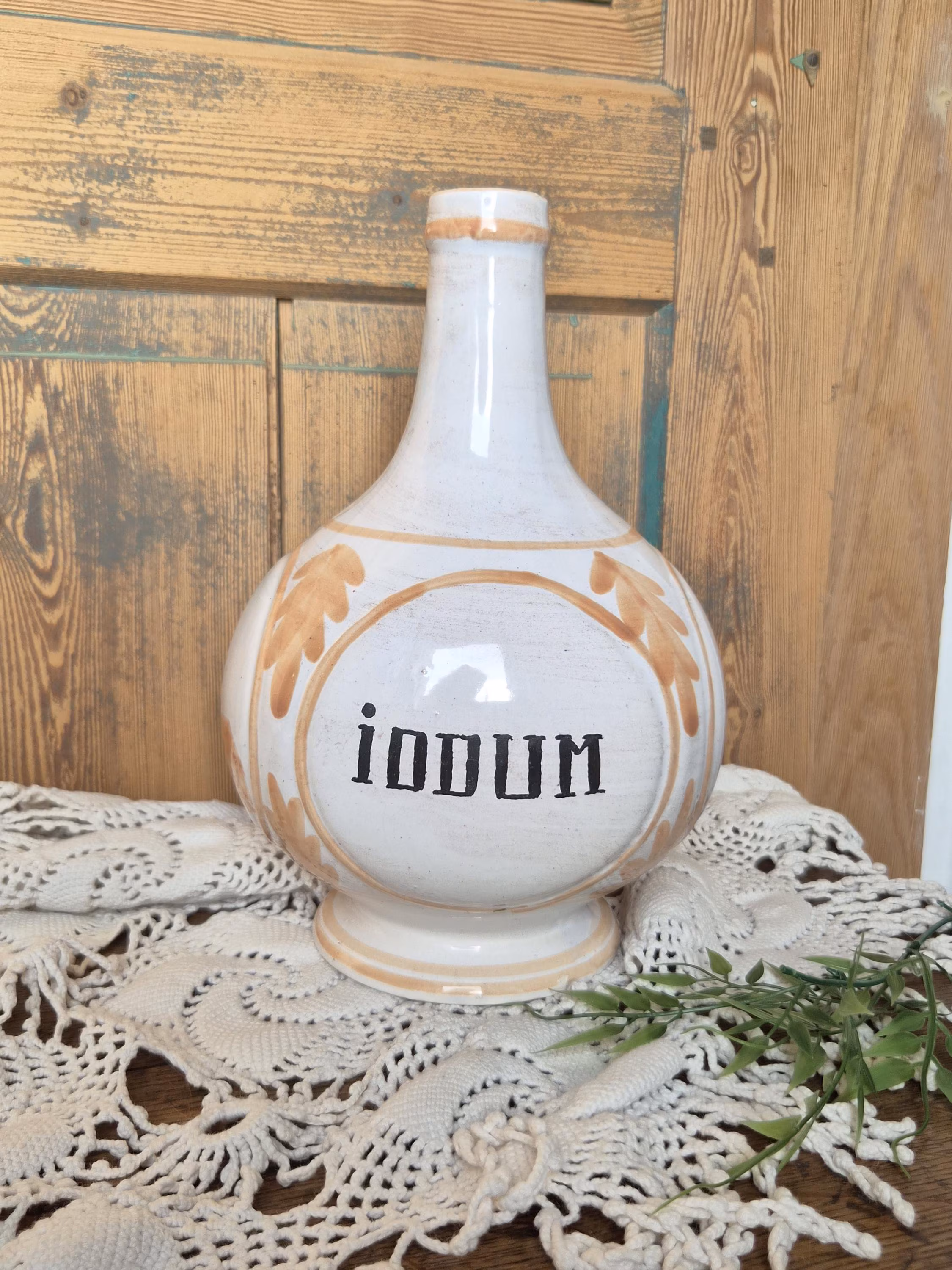 Glazed earthenware apothecary jar for iodum/iodine, homeopathic medicines