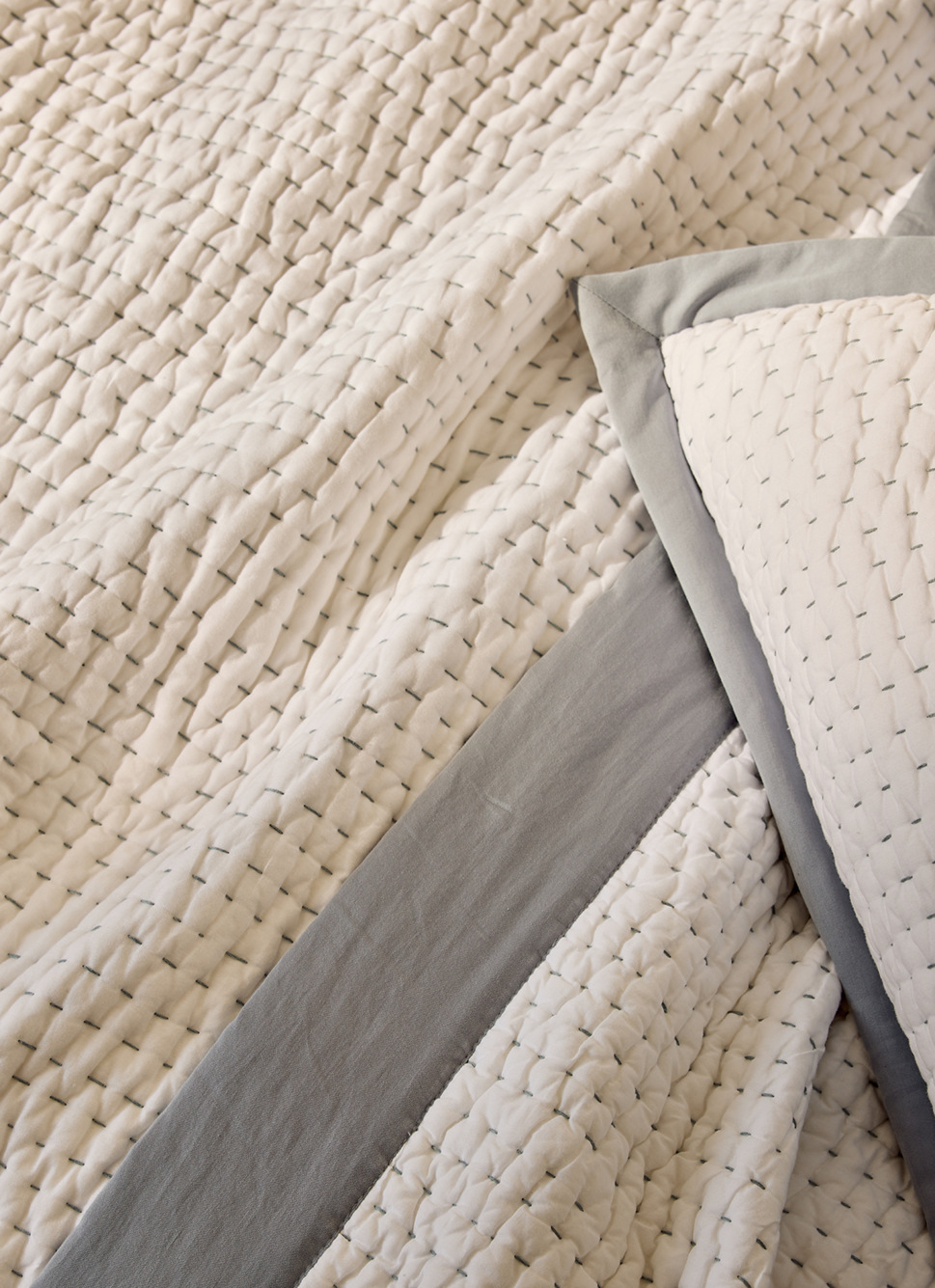 COUVRE-LIT PIQUÉ DE COTON FINITION SATIN DE COTON GRIS GLACIER