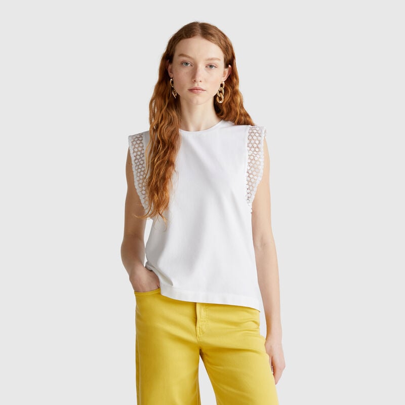 Sleeveless top with macramè