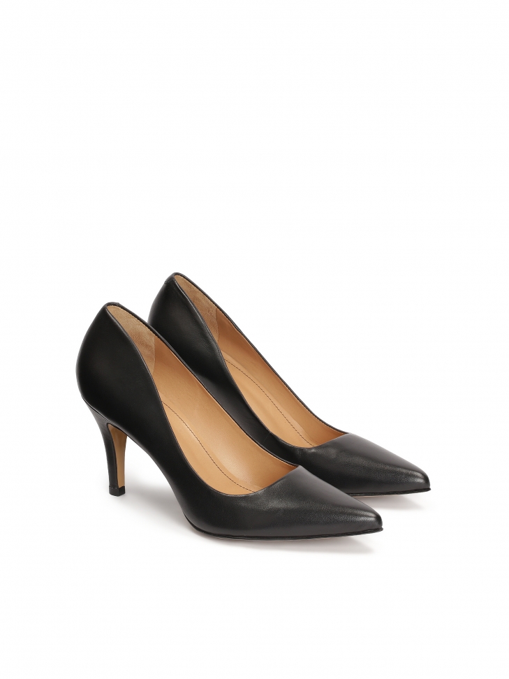 Black pumps with wavy finished upper