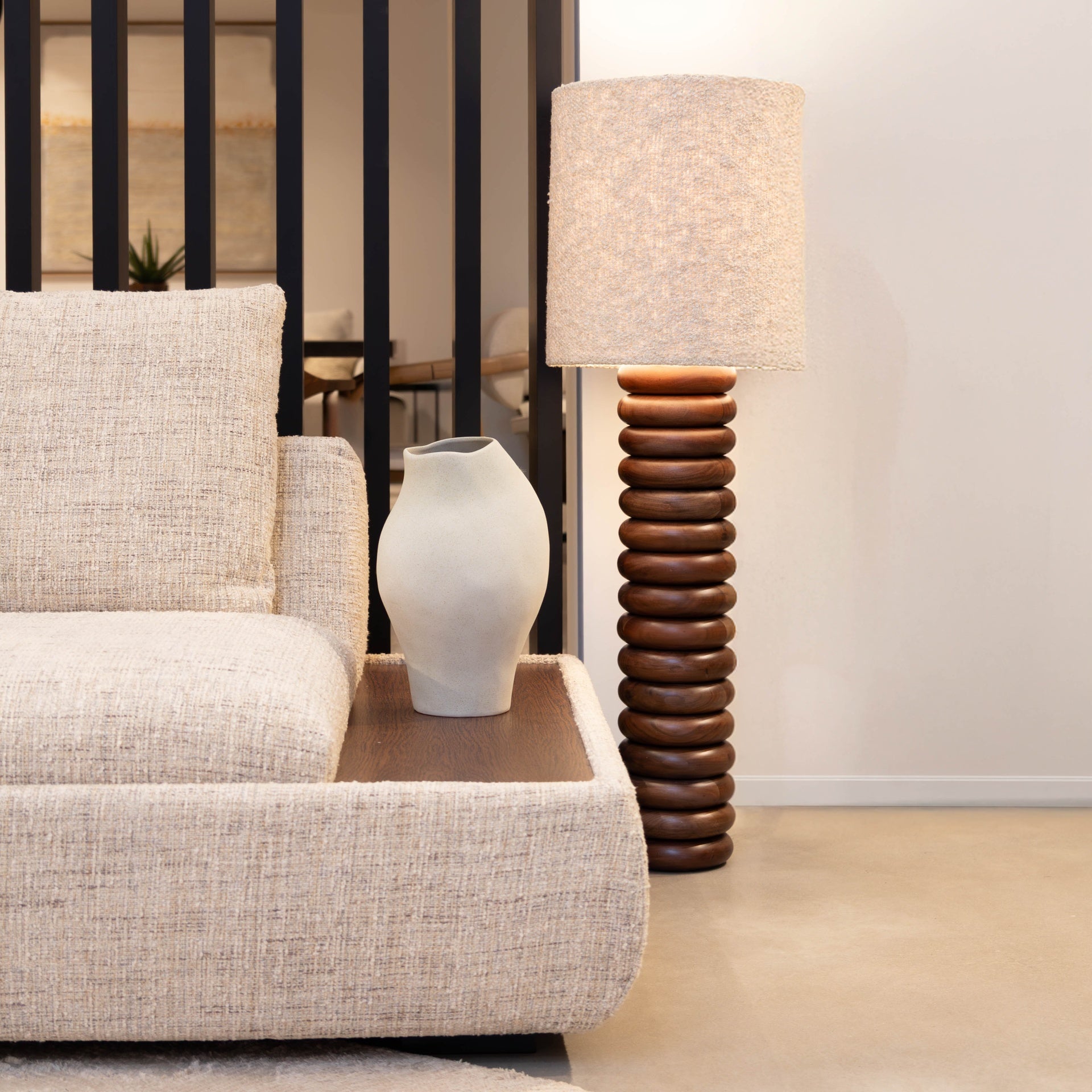 Atmooz Luigi - vloerlamp - acaciahout - bouclé kap - 116 cm