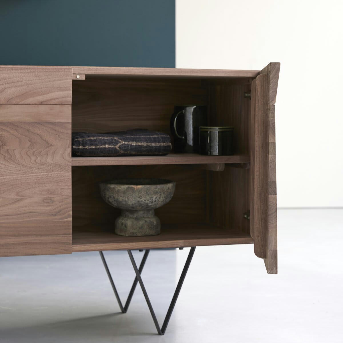 METRIC - Buffet en noyer massif 175 cm