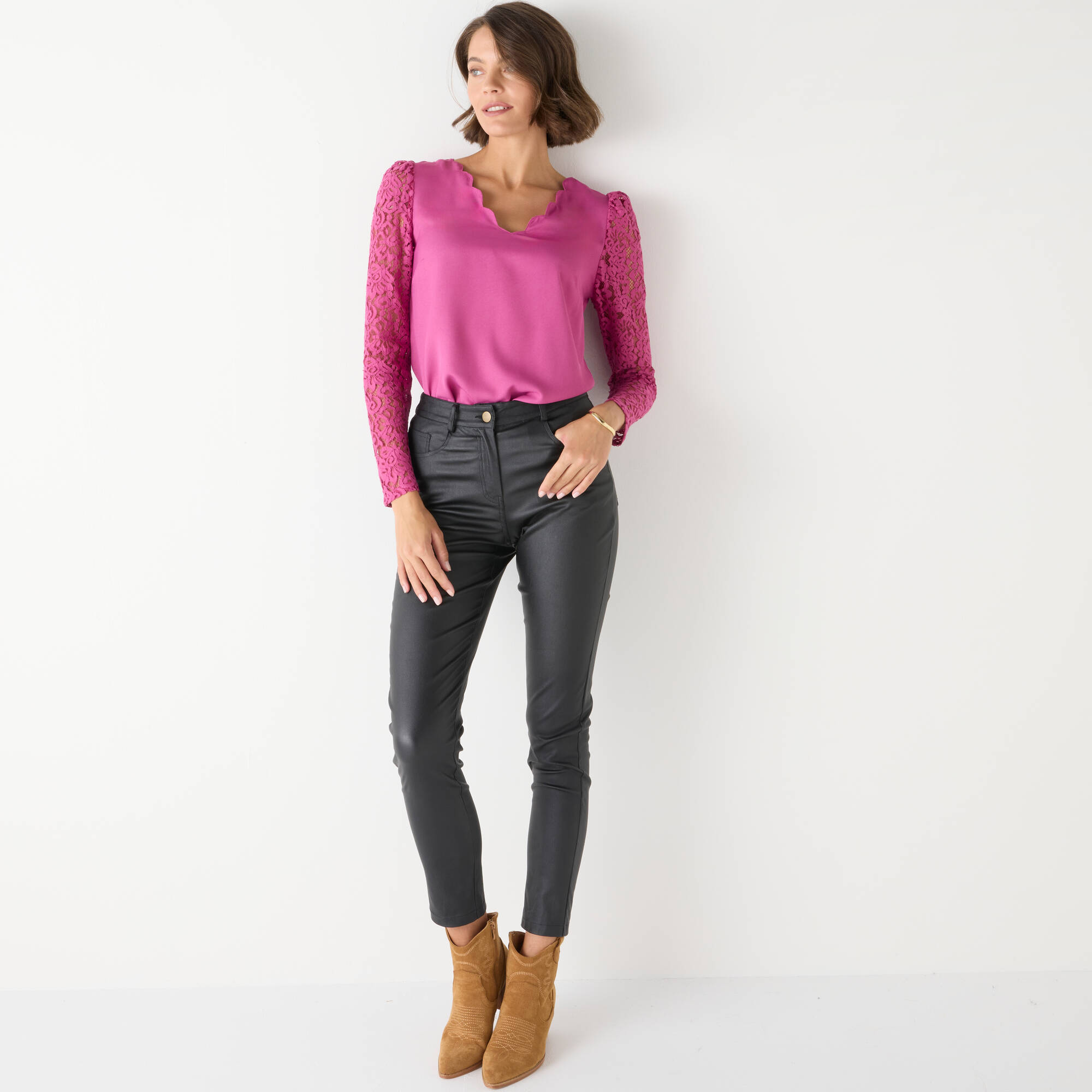 Blouse décolleté festonné dos, manches dentelle