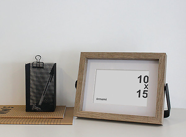 Cadre photo effet bois sur pied en métal 10 x 15 Ornami