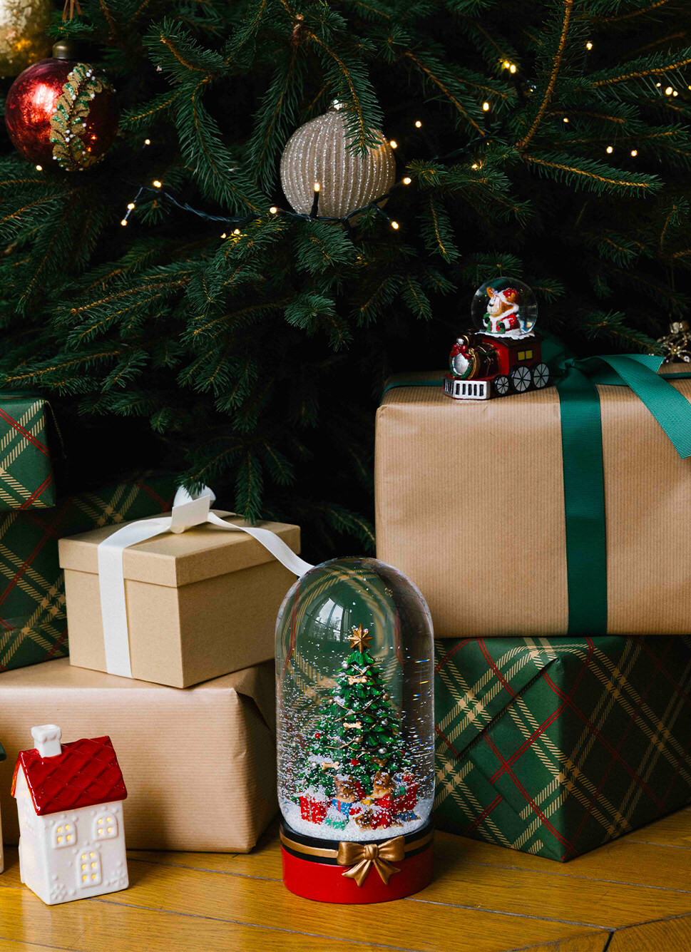 BOULE à NEIGE LUMINEUSE - SAPIN DÉCORÉ ET CHIENS ROUGE