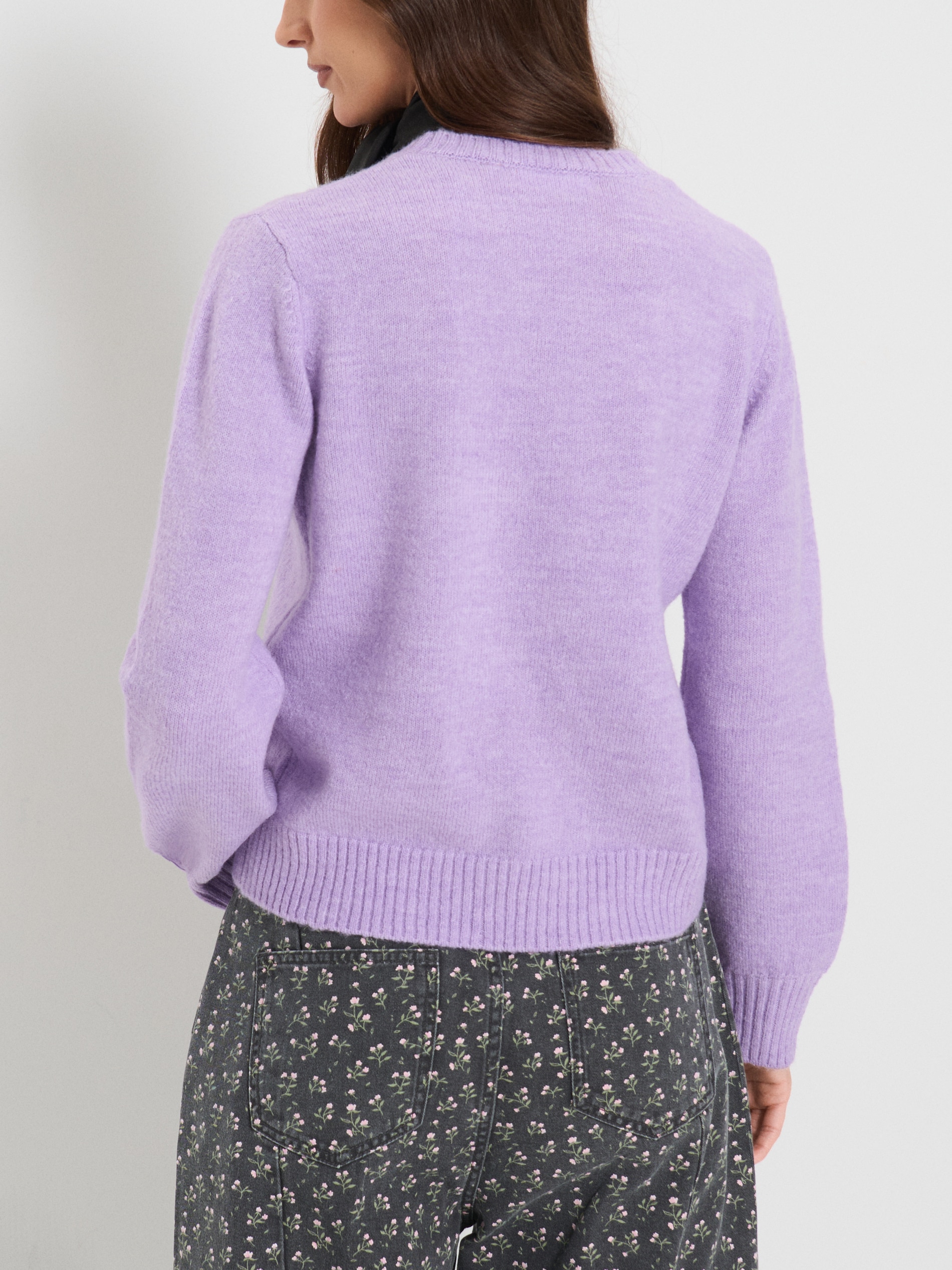 Sweter z ozdobnymi kwiatkami