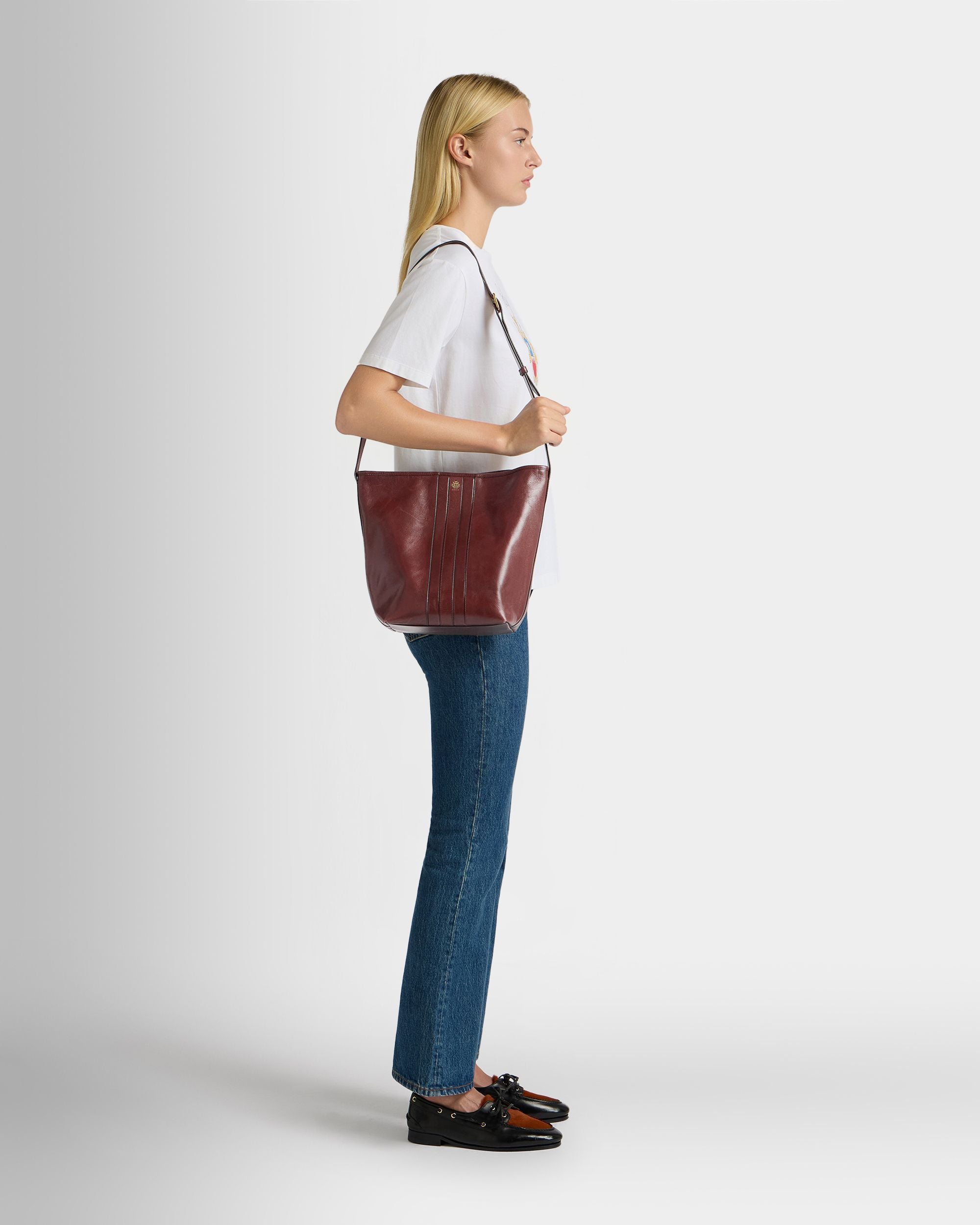 Signature Bucket Bag aus Leder in Rubinrot