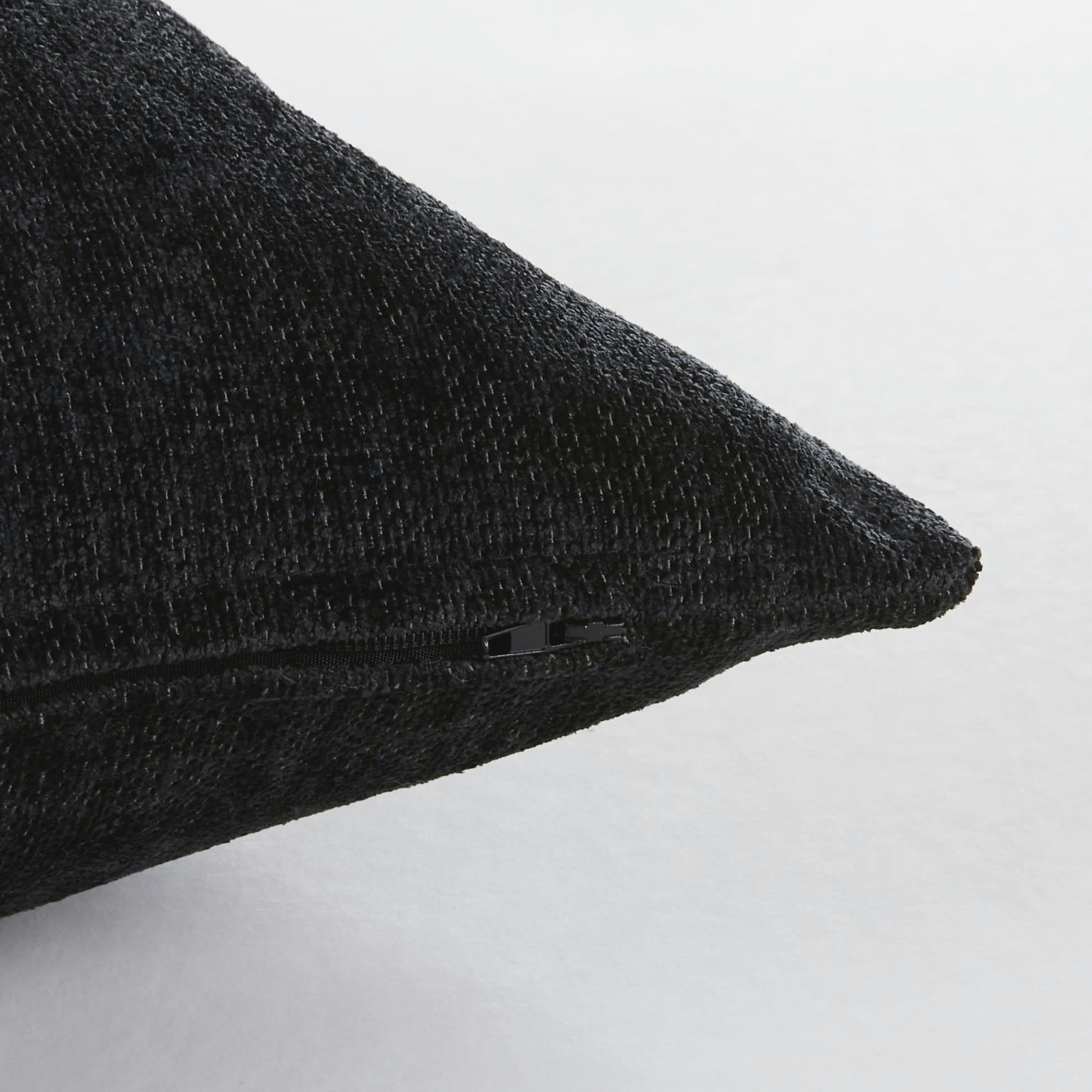 BELUGA - Coussin en velours de polyester recyclé noir charbon 40x60