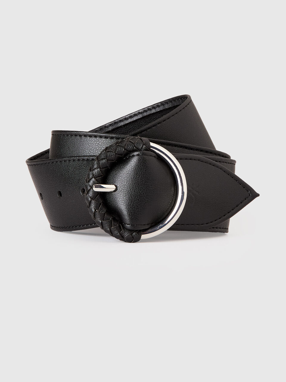 Sash with round buckle