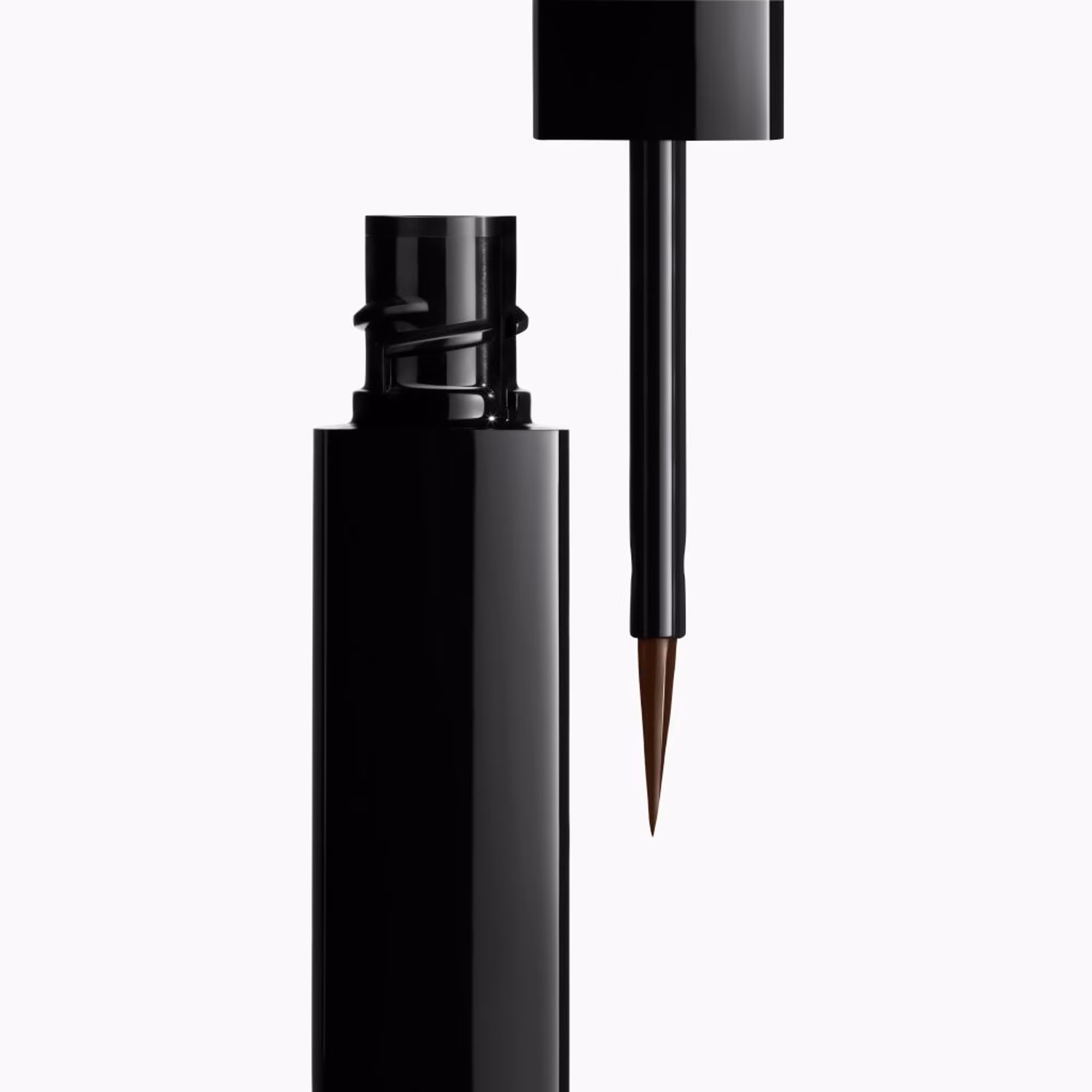 LE LINER DE CHANELEye-liner liquide haute precision, longue tenue et sans bavure