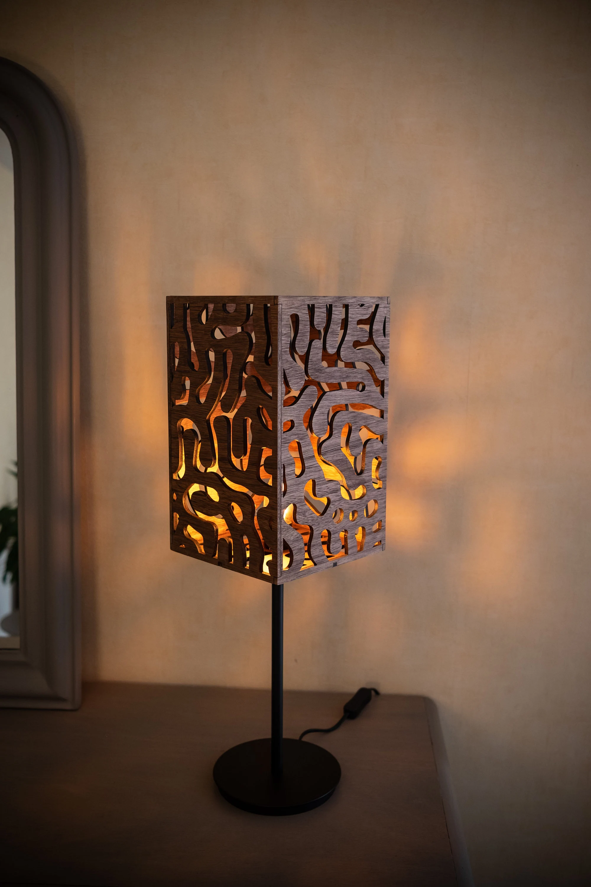 CORAL - Table lamp in cut wood. Organic coral pattern. Designer lighting. Made in France. Handcrafted.