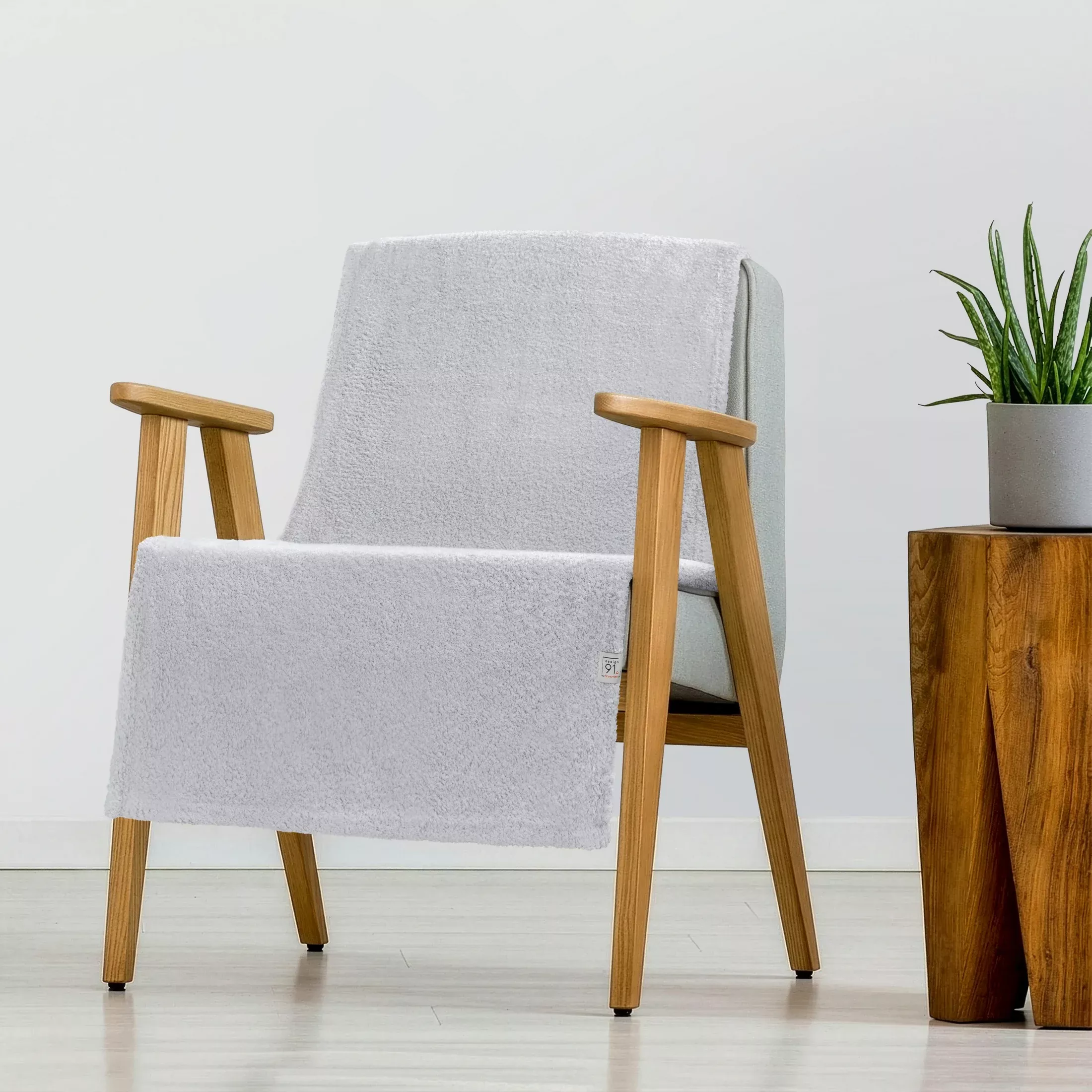 Narzuta na fotel z polaru 70x160 cm srebrna LORI Design 91